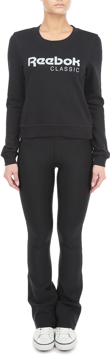 СвитшотAA7423 СвитшотAA7423Женский свитшот Reebok Classic SMU Crew Neck Sweat, выполненный из хлопка с добавлением полиэстера, идеально подойдет для активного отдыха, прогулок или занятий спортом. Свитшот очень мягкий и приятный на ощупь, не сковывает движения и позволяет коже дышать, обеспечивая комфорт. Лицевая сторона изделия гладкая, а изнаночная - с небольшими петельками. Трикотажная часть модели изготовлена из эластичного хлопка. Свитшот с длинными рукавами и круглым вырезом горловины оформлен спереди принтовой надписью. Низ изделия и вырез горловины дополнены трикотажной резинкой. Рукава имеют широкие трикотажные манжеты. Современный дизайн и отличное качество делают этот свитшот стильным и практичным предметом женской одежды. Такая модель подарит вам комфорт в течение всего дня.