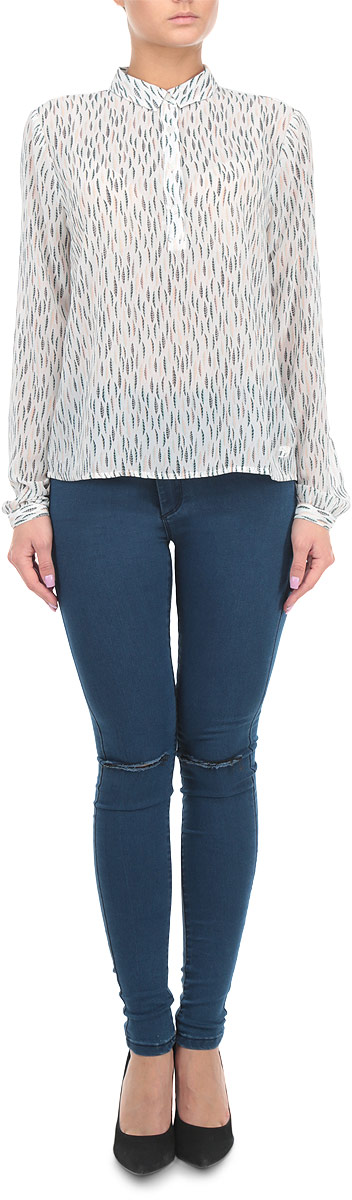 Блузка Denim. 2031260.63.712031260.63.71_8005 Блузка Denim. 2031260.63.712031260.63.71_8005Стильная блузка Tom Tailor Denim, выполненная из полиэстера, подчеркнет ваш уникальный стиль и поможет создать оригинальный женственный образ. Материал очень легкий, мягкий и приятный на ощупь, не сковывает движения и хорошо вентилируется. Блузка с длинными рукавами и отложным воротником застегивается спереди на пуговицы до середины изделия. Манжеты рукавов также застегиваются на пуговицы. Спинка модели удлинена. По всей поверхности изделие оформлено мелким принтом, снизу дополнено небольшой вышивкой с фирменным логотипом. Такая блузка будет дарить вам комфорт в течение всего дня и послужит замечательным дополнением к вашему гардеробу.