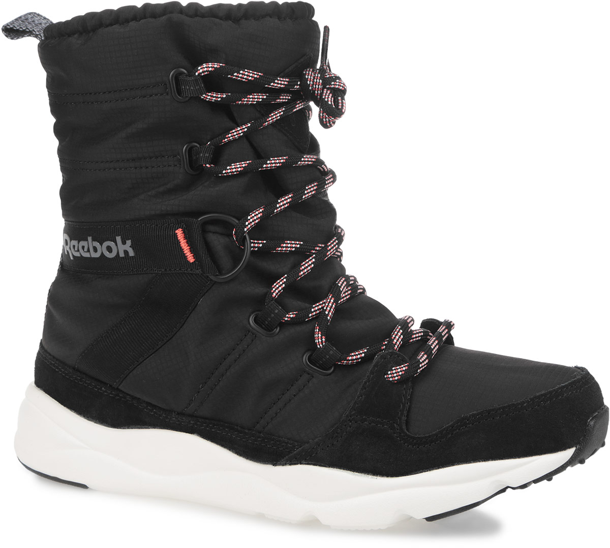 Ботинки женские Russia Boot. V628V62839 Ботинки женские Russia Boot. V628V62839Женские ботинки от Reebok Russia Boot займут достойное место в вашем гардеробе. Модель выполнена из водоотталкивающего текстиля с утеплителем Thinsulate и оформлена вдоль ранта вставкой из замши. Верх изделия дополнен шнуровкой, которая гарантирует надежную фиксацию изделия. По бокам ботинки декорированы текстильными нашивками, одна из которых украшена тиснением в виде логотипа бренда. Подкладка и съемная анатомическая стелька, исполненные из искусственного меха, защитят ноги от холода и обеспечат комфорт. Задник оформлен наружным ремешком и ярлычком для более удобного надевания обуви. Стойкая к истиранию резиновая подошва с протектором обеспечит сцепление с любой поверхностью. Оригинальные ботинки придутся вам по душе.