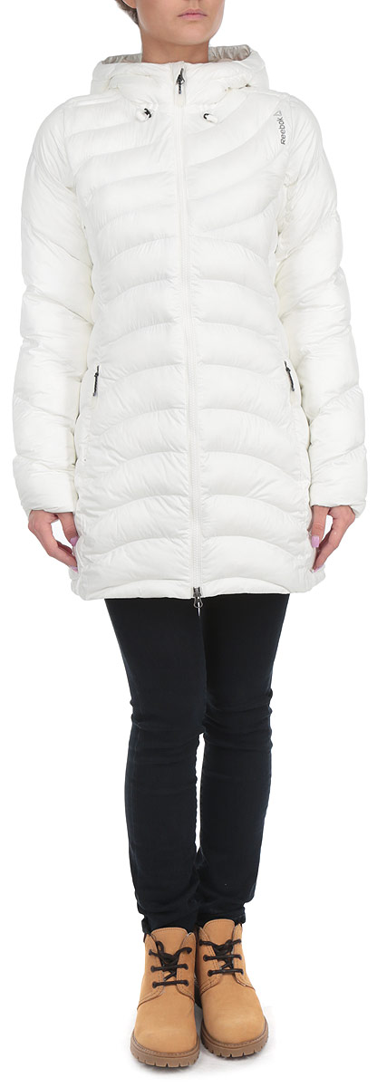 Куртка женская RDZ Down Like Parka Chalk. AA1551AA1551 Куртка женская RDZ Down Like Parka Chalk. AA1551AA1551Удлиненная теплая женская куртка Reebok RDZ Down Like Parka Chalk обеспечит тепло и комфорт в холодную погоду. Куртка выполнена из высококачественного ветрозащитного материала - 100% полиэстера. В качестве наполнителя используется синтепон - 100% полиэстер. Верхняя часть подкладки выполнена из теплого мягкого флиса. Стеганая куртка с капюшоном застегивается на пластиковую застежку-молнию с двумя бегунками и дополнительно имеет внутреннюю ветрозащитную планку. Капюшон не отстегивается и дополнен скрытой резинкой со стопперами. Низ рукавов с внутренней стороны присборен на тонкие эластичные резинки. Спереди модель дополнена двумя прорезными карманами на застежках-молниях. С внутренней стороны куртки также предусмотрены два прорезных кармана, один из которых на молнии. Оформлено изделие небольшой термоаппликацией в виде названия бренда. Такая куртка подарит вам комфорт и тепло и позволит наслаждаться прогулками.