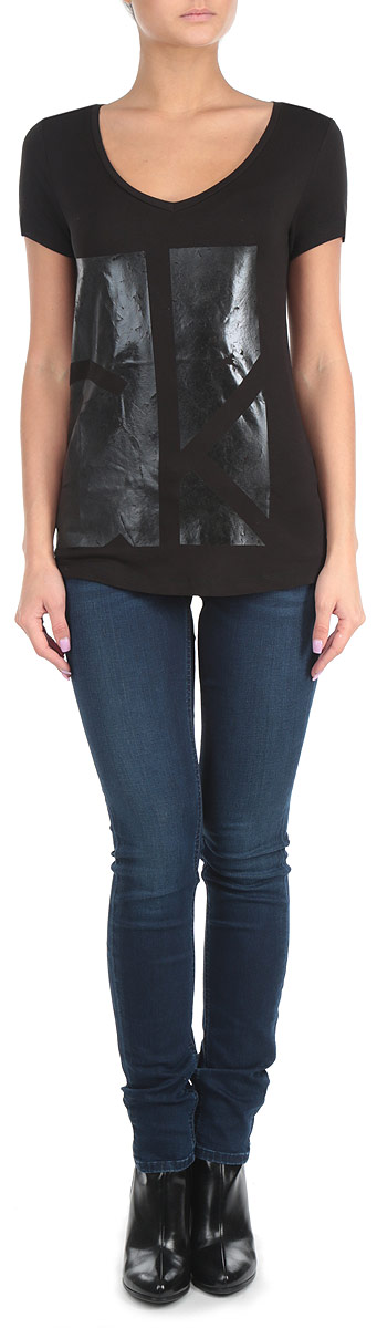 ФутболкаB16-12070 ФутболкаB16-12070Стильная женская футболка Calvin Klein Jeans, выполненная из вискозы с добавлением эластана, приятная на ощупь не сковывает движения и позволяет коже дышать. Модель с круглым вырезом горловины и короткими рукавами спереди оформлена эффектным принтом с изображением логотипа бренда. Эта футболка станет отличным дополнением к вашему гардеробу.
