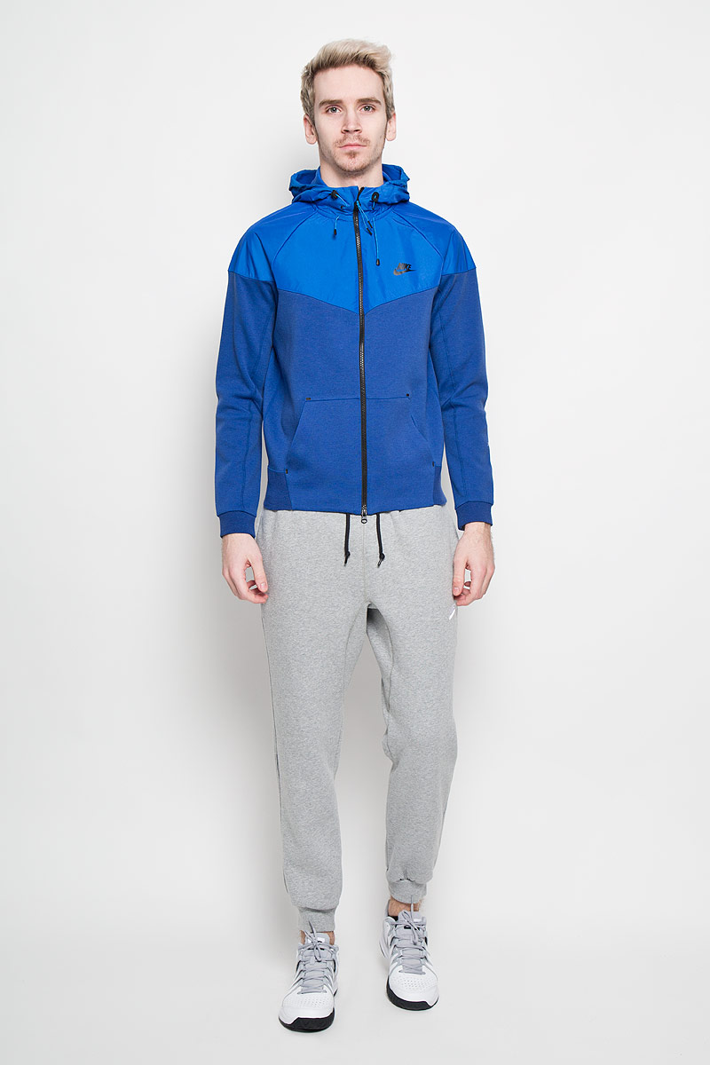 Ветровка616757-455 Ветровка616757-455Мужская ветровка Nike Tech Windrunner-1mm Ird идеально подойдет для пробежек или занятия активными видами спорта в прохладные дни. Модель с длинными рукавами-реглан и несъемным капюшоном застегивается на застежку-молнию, капюшон дополнен небольшим козырьком, его объем регулируется при помощи шнурка-кулиски. Капюшон и верхняя часть толстовки выполнены из непромокаемого материала. Спереди ветровка имеет два открытых накладных кармана. Низ и рукава ветровки оснащены эластичными резинками. Эта модная и в то же время комфортная ветровка станет незаменимым элементом вашего спортивного гардероба и обеспечит вам тепло и комфорт даже в холодное время года