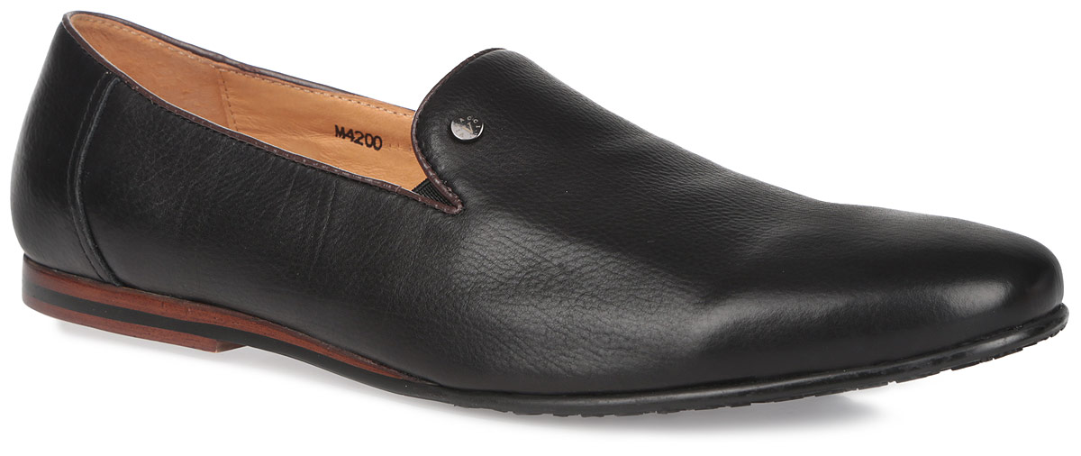 Туфли мужские. M4199/M4200M4199 Туфли мужские. M4199/M4200M4199Изысканные туфли Vitacci - незаменимая вещь в гардеробе каждого мужчины. Модель выполнена из натуральной высококачественной кожи и оформлена круглой металлической пластиной с названием и логотипом бренда на подъеме. Резинки, расположенные на подъеме, гарантируют оптимальную посадку модели на ноге. Стелька из материала EVA с внешней поверхностью из натуральной кожи комфортна при движении. Перфорация на стельке обеспечивает отличную вентиляцию, позволяет ногам дышать. Низкий каблук, стилизованный под дерево, и подошва дополнены противоскользящим рифлением. Элегантные туфли отлично дополнят ваш деловой образ.
