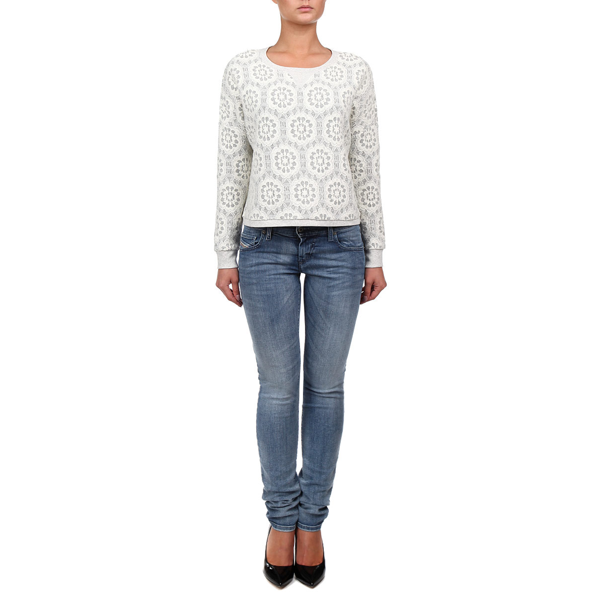 ДжемперWFKT34545/036 ДжемперWFKT34545/036Стильный женский джемпер Juicy Couture, изготовленный из высококачественного материала, мягкий и приятный на ощупь, не сковывает движений и обеспечивает наибольший комфорт. Модель с круглым вырезом горловины и длинными рукавами великолепно подойдет для создания образа в стиле Casual. Джемпер оформлен ажурным кружевом с цветочным узором. Рукава, низ и вырез горловины джемпера оформлены эластичными резинками. Этот джемпер послужит отличным дополнением к вашему гардеробу. В нем вы всегда будете чувствовать себя уютно и комфортно в время года.