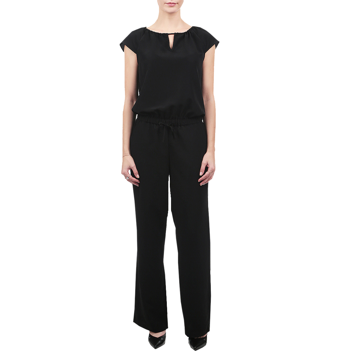 КомбинезонB495012_BLACK КомбинезонB495012_BLACKМодный женский комбинезон Baon выполнен из высококачественного материала. Модель свободного кроя с круглым вырезом горловины фиксируется при помощи завязок на горловине, и оснащена эластичной резинкой и шнурком-кулиской на талии. По бокам предусмотрены прорезные карманы. Такой комбинезон великолепно подчеркнет все достоинства вашей фигуры. Элегантный комбинезон - отличный выбор как на каждый день, так и для создания эффектного вечернего образа.