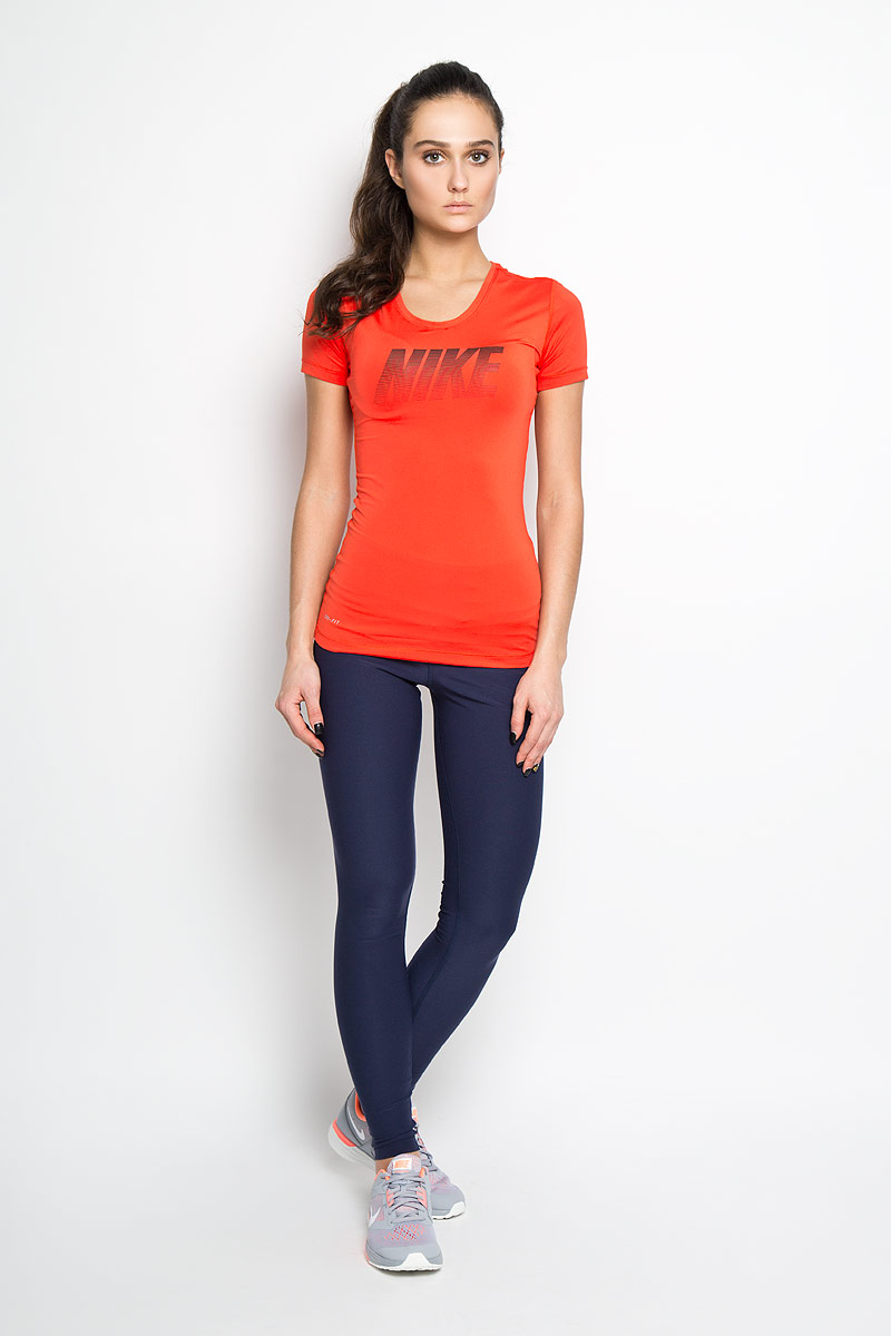 Футболка725747_696 Футболка725747_696Женская футболка с коротким рукавом Nike Pro Cool Graphic плотно прилегает к телу, что позволяет носить ее в сочетании с другими элементами одежды. Свободный крой не сковывает движений, а вставка из сетки на спине позволяет сохранять прохладу даже во время самых интенсивных тренировок. Материал Nike Dri-FIT гарантирует вентиляцию и комфорт. Анатомически продуманные швы красиво подчеркивают фигуру и не натирают кожу. Модель дополнена оригинальным принтом с логотипом бренда. Прекрасное решение для занятий спортом.
