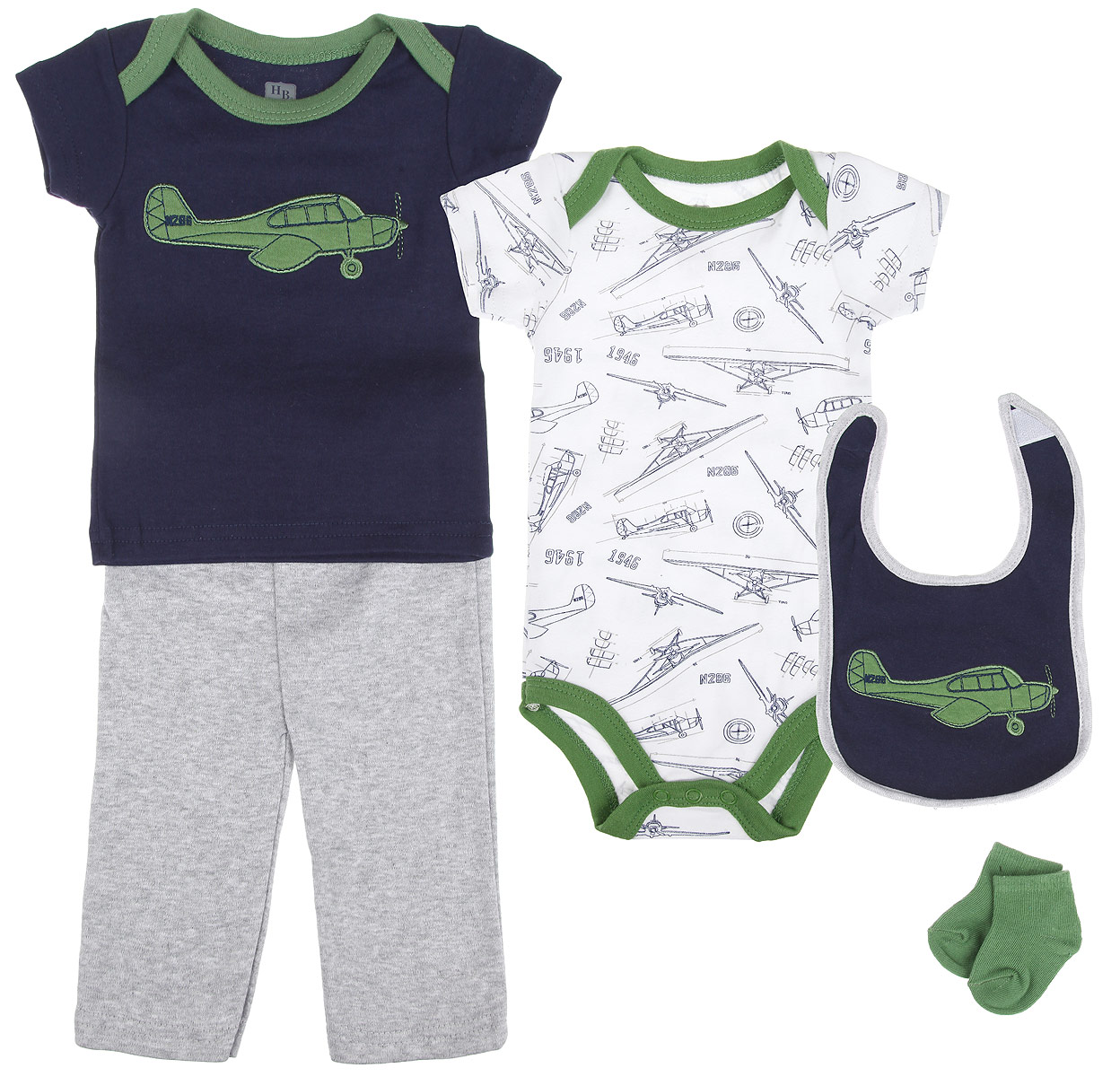Комплект одежды58104 Комплект одежды58104Комплект для новорожденного Hudson Baby Аэроплан - это замечательный подарок, который прекрасно подойдет для первых дней жизни малыша. Комплект состоит из боди, футболки, штанишек, нагрудника и носочков. Одежда выполнена из натурального хлопка, не сковывает движения малыша и позволяет коже дышать, не раздражает даже самую нежную и чувствительную кожу ребенка, обеспечивая ему наибольший комфорт. Носочки изготовлены из хлопка с добавлением нейлона и спандекса, нагрудник - из хлопка и полиэстера. Удобное боди с круглым вырезом горловины и короткими рукавами имеет специальные запахи на плечах и кнопки на ластовице, что значительно облегчает процесс переодевания ребенка и смену подгузника. По всей поверхности изделие украшено оригинальным принтом. Футболка с круглым вырезом горловины и короткими рукавами также имеет запахи на плечах. Спереди модель дополнена нашивкой с изображением самолета. Штанишки на талии имеют мягкую резинку, не сдавливают животик...