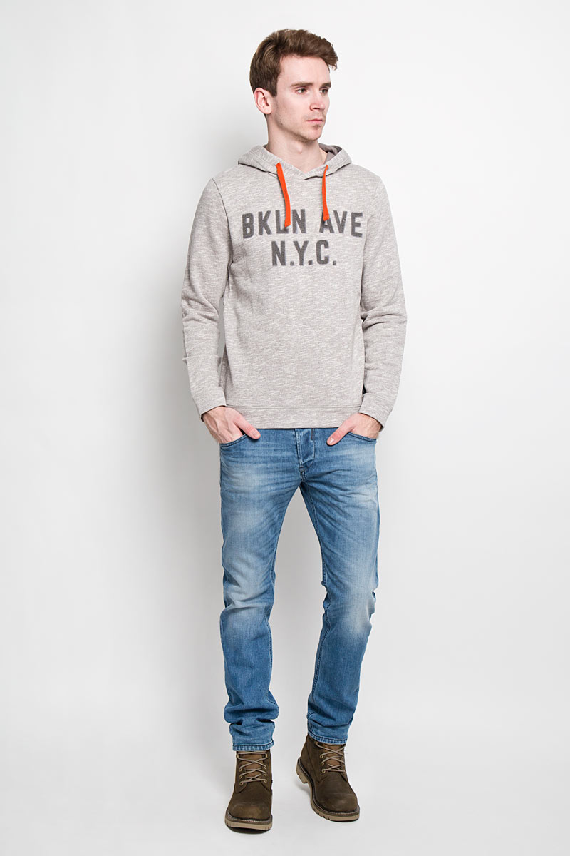 Толстовка2529894.00.12 Толстовка2529894.00.12Стильная мужская толстовка Tom Tailor Denim, изготовленная из хлопкового материала, мягкая и приятная на ощупь, обладает хорошей гигроскопичностью и позволяет коже дышать. Модель с капюшоном и длинными рукавами. Капюшон с подкладкой, объем капюшона регулируется при помощи шнурка-кулиски. Лицевая сторона изделия гладкая, а изнаночная - с петельками, что согревает в прохладную погоду. Толстовка оформлена объемной надписью на английском языке. Такая толстовка не сковывает движения и обеспечивает наибольший комфорт. Эта толстовка - настоящее воплощение комфорта, она послужит отличным дополнением к вашему гардеробу. В ней вы будете чувствовать себя уютно и уверенно.