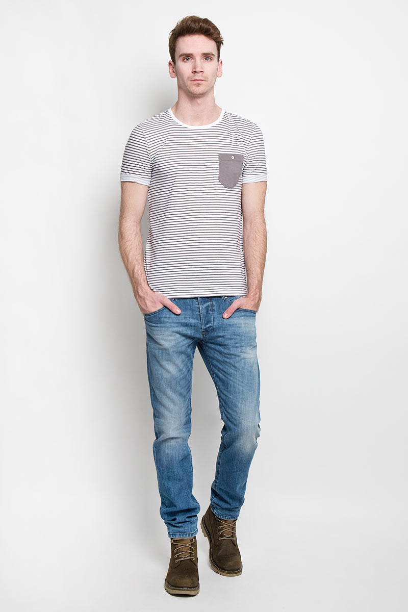 Футболка1033757.00.12 Футболка1033757.00.12Стильная мужская футболка Tom Tailor Denim выполнена из высококачественного 100% хлопка. Материал очень мягкий и приятный на ощупь, обладает высокой воздухопроницаемостью и гигроскопичностью, позволяет коже дышать. Модель прямого кроя с круглым вырезом горловины и короткими рукавами оформлена принтом в полоску. Спинка удлиненная. Рукава с необработанным краем подвернуты и зафиксированы строчками. На груди модель оформлена небольшим накладным кармашком, застегивающимся на пуговицу. Такая модель будет дарить вам комфорт в течение всего дня и послужит замечательным дополнением к вашему гардеробу.