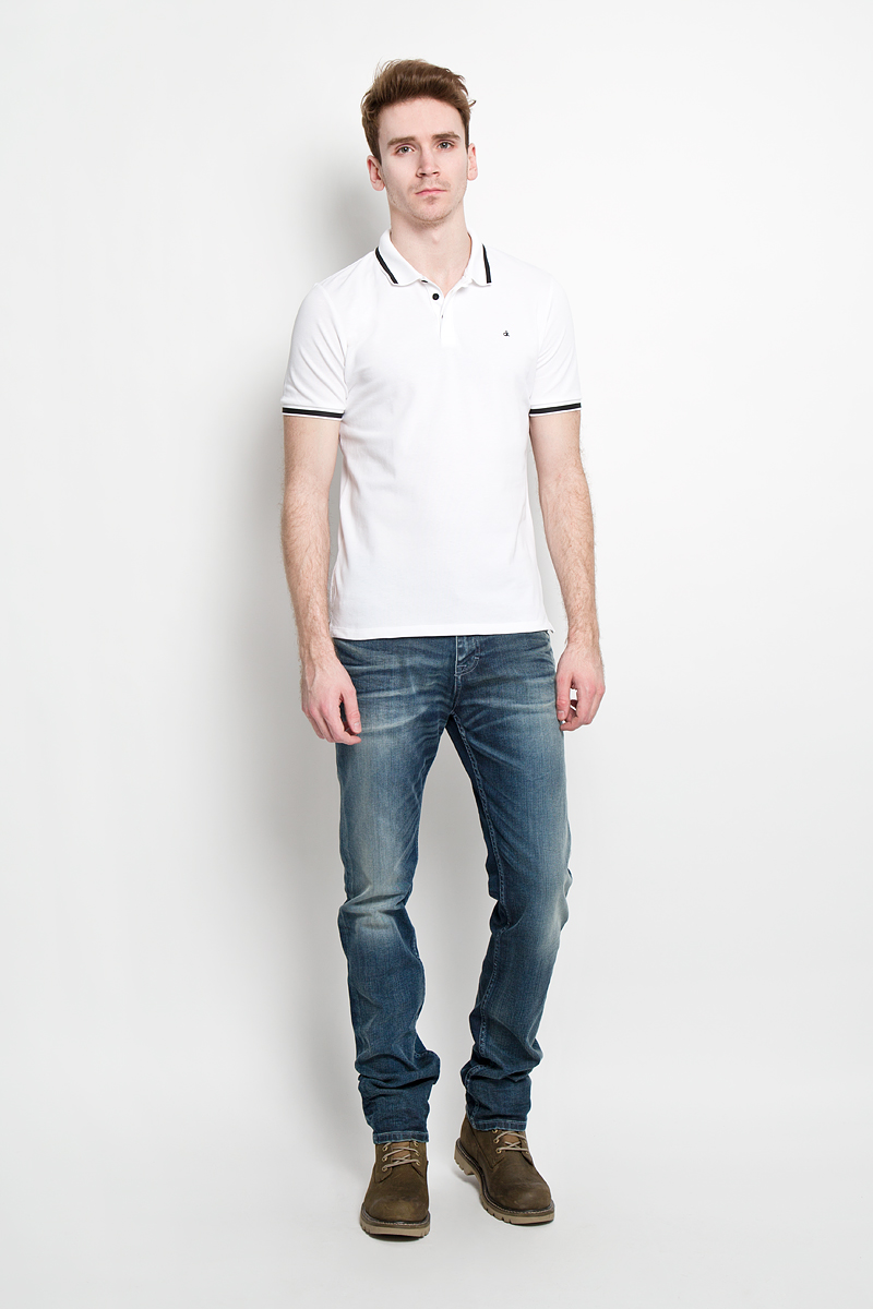 ПолоJ3IJ303821 ПолоJ3IJ303821Стильная мужская футболка-поло Calvin Klein Jeans, изготовленная из высококачественного эластичного хлопка, обладает высокой теплопроводностью, воздухопроницаемостью и гигроскопичностью, позволяет коже дышать. Модель с короткими рукавами и отложным воротником станет идеальным вариантом для создания современного образа. Сверху футболка-поло застегивается на три пуговицы, которые закрыты планкой. По бокам небольшие разрезы. Такая модель подарит вам комфорт в течение всего дня и послужит замечательным дополнением к вашему гардеробу.