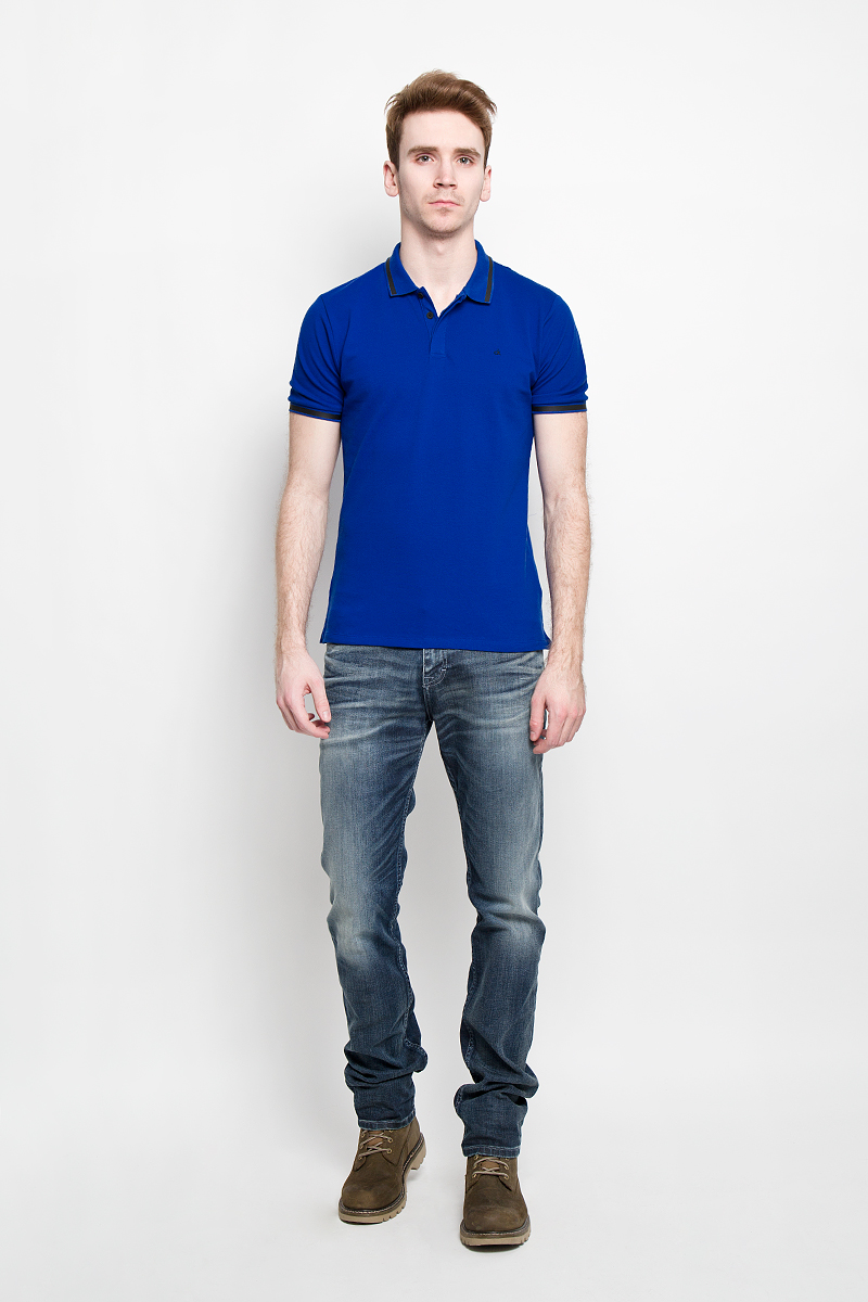 ПолоJ3IJ303821 ПолоJ3IJ303821Стильная мужская футболка-поло Calvin Klein Jeans, изготовленная из высококачественного эластичного хлопка, обладает высокой теплопроводностью, воздухопроницаемостью и гигроскопичностью, позволяет коже дышать. Модель с короткими рукавами и отложным воротником станет идеальным вариантом для создания современного образа. Сверху футболка-поло застегивается на три пуговицы, которые закрыты планкой. По бокам небольшие разрезы. Такая модель подарит вам комфорт в течение всего дня и послужит замечательным дополнением к вашему гардеробу.