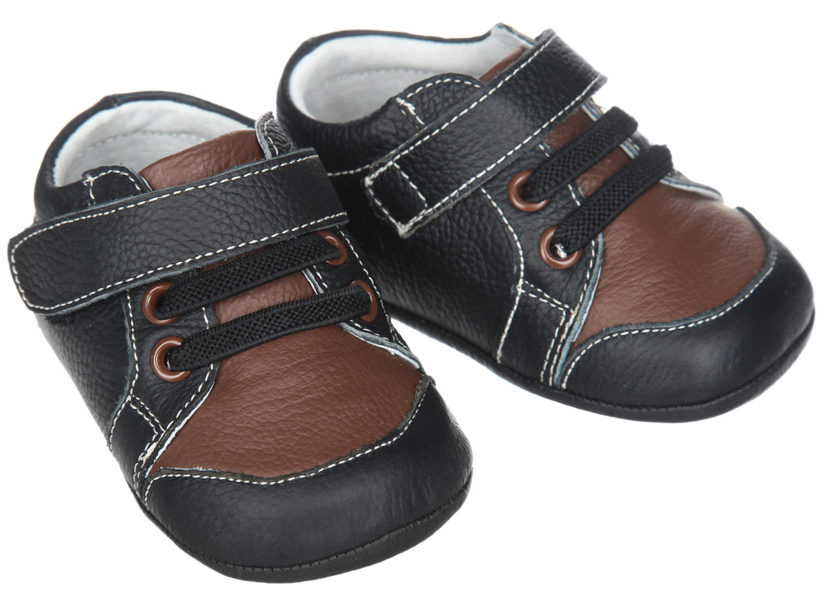 Пинетки54028 Пинетки54028Пинетки для мальчика Hudson Baby Сникерсы станут отличным дополнением к гардеробу малыша. Изделие выполнено из натуральной кожи. Пинетки стилизованы под легкие кроссовки-сникерсы с декоративными шнурками-резинками и удобным хлястиком на застежке-липучке, которые позволяют быстро надевать и надежно фиксировать обувь на ножке малыша. Нескользящая подошва обеспечит безопасность при ходьбе. Изделие оформлено контрастной прострочкой. Мягкие, не сдавливающие ножку материалы делают модель практичной, комфортной и популярной. Такие пинетки - отличное решение для малышей и их родителей! Пинетки упакованы в коробку, идеальны для подарка.