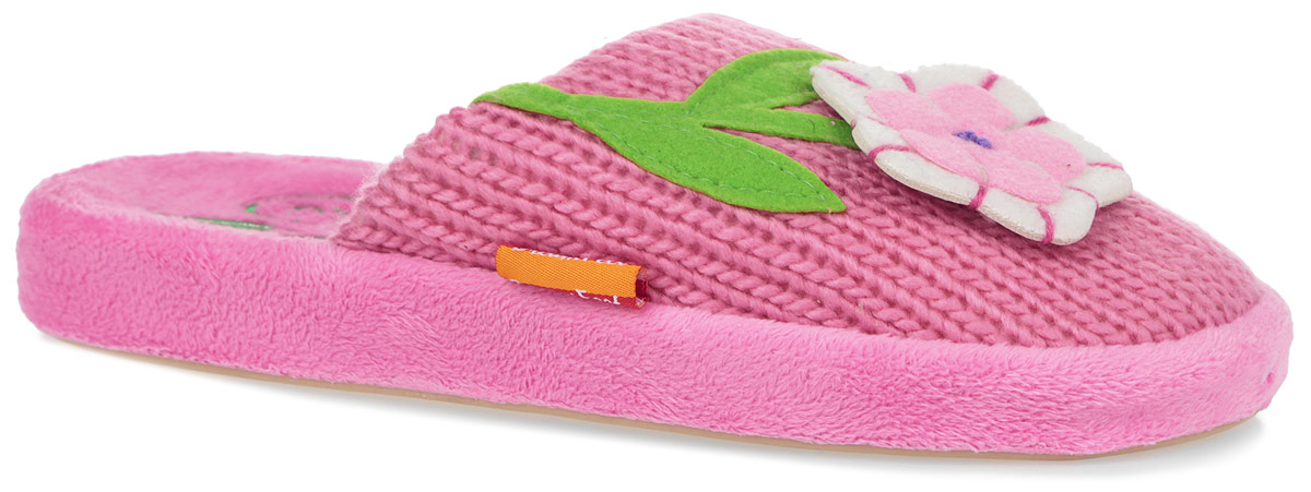 Тапки женские. HC-DF-026W/PINKHC-DF-026W/PINK Тапки женские. HC-DF-026W/PINKHC-DF-026W/PINKОчень комфортные женские тапки Dream Feet помогут отдохнуть вашим ножкам после трудового дня. Внешняя сторона тапок выполнена из вязаного текстиля и оформлена декоративным текстильным цветком. Стелька из мягкого текстиля комфортна при ходьбе. Утолщенная подошва с рельефным протектором обеспечивает сцепление с любыми поверхностями. Необыкновенно легкие тапочки не теряют формы, а подошва не деформируется даже после стирки в машинке. Благодаря сочетанию испанской традиции производства и интересного дизайна тапки Dream Feet позволят достичь ощущения абсолютного комфорта, и будут прекрасно смотреться с домашним халатом или мягким домашним костюмом.