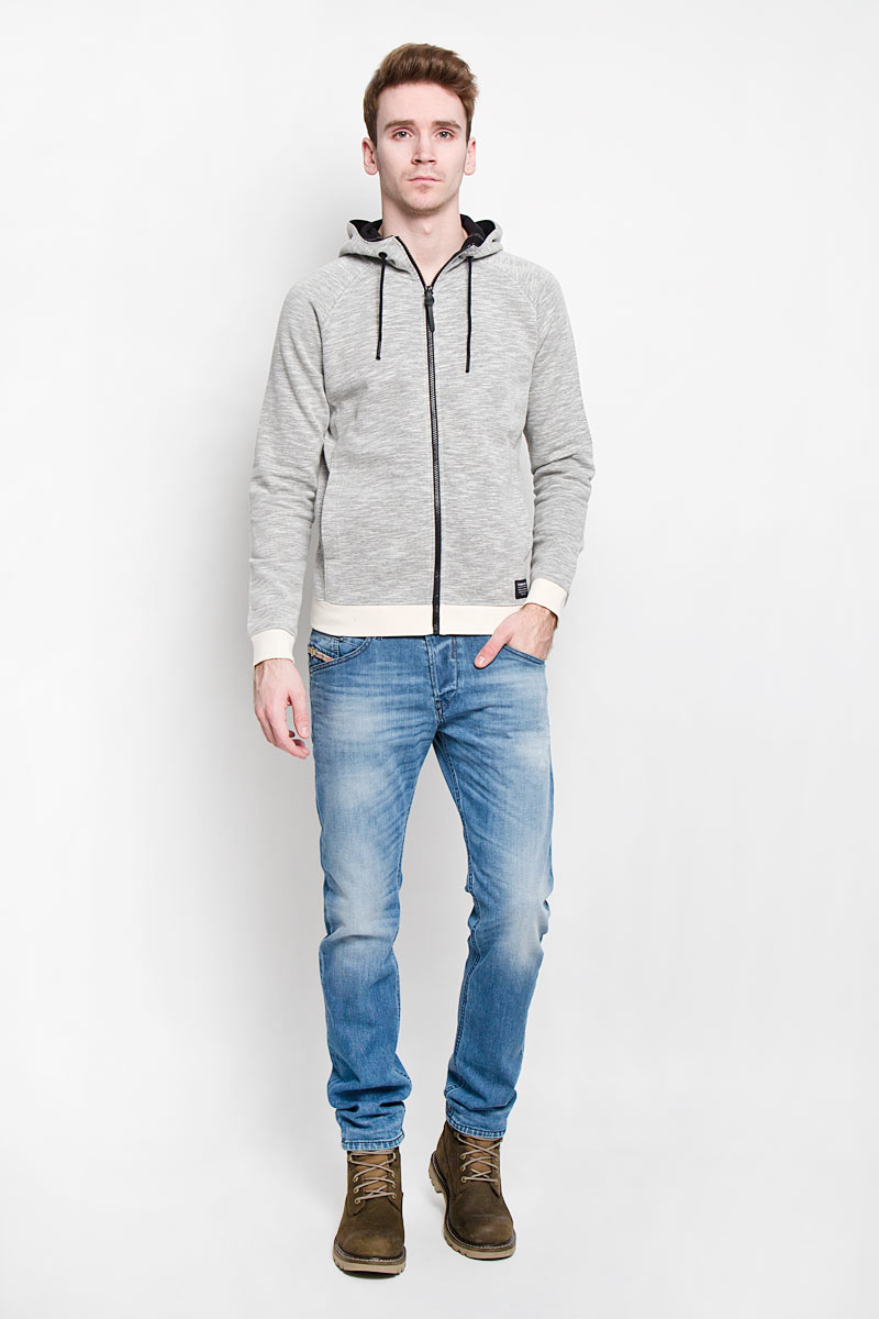 Толстовка2529759.00.12 Толстовка2529759.00.12Стильная мужская толстовка Tom Tailor Denim, изготовленная из хлопкового материала с добавлением полиэстера, мягкая и приятная на ощупь, обладает хорошей гигроскопичностью и позволяет коже дышать. Модель с капюшоном и длинными рукавами-реглан застегивается на застежку-молнию. Манжеты рукавов и низ толстовки дополнены эластичными резинками. Объем капюшона регулируется при помощи шнурка-кулиски. Капюшон выполнен с тонкой подкладкой. Лицевая сторона изделия гладкая, а изнаночная - с начесом. Толстовка дополнена двумя боковыми прорезными карманами без застежек. В нижней части спинки изделие оформлено вышитым логотипом бренда Tom Tailor Denim. Такая толстовка не сковывает движения и обеспечивает наибольший комфорт. Эта толстовка - настоящее воплощение комфорта, она послужит отличным дополнением к вашему гардеробу. В ней вы будете чувствовать себя уютно и уверенно.