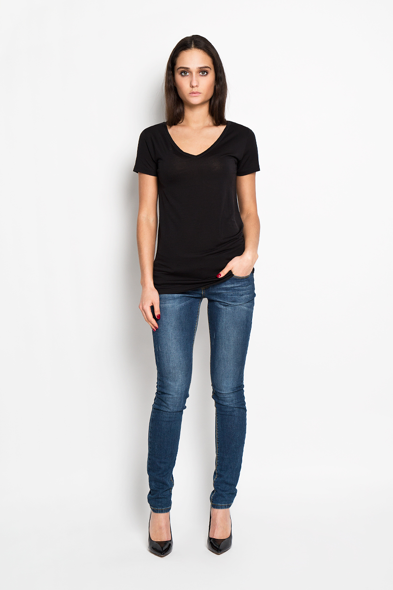 ФутболкаJ2EJ203370 ФутболкаJ2EJ203370Стильная женская футболка Calvin Klein Jeans приятная на ощупь не сковывает движения и позволяет коже дышать. Модель с V-образным вырезом горловины и короткими рукавами спереди оформлена изображением логотипа бренда. Эта футболка станет отличным дополнением к вашему гардеробу.