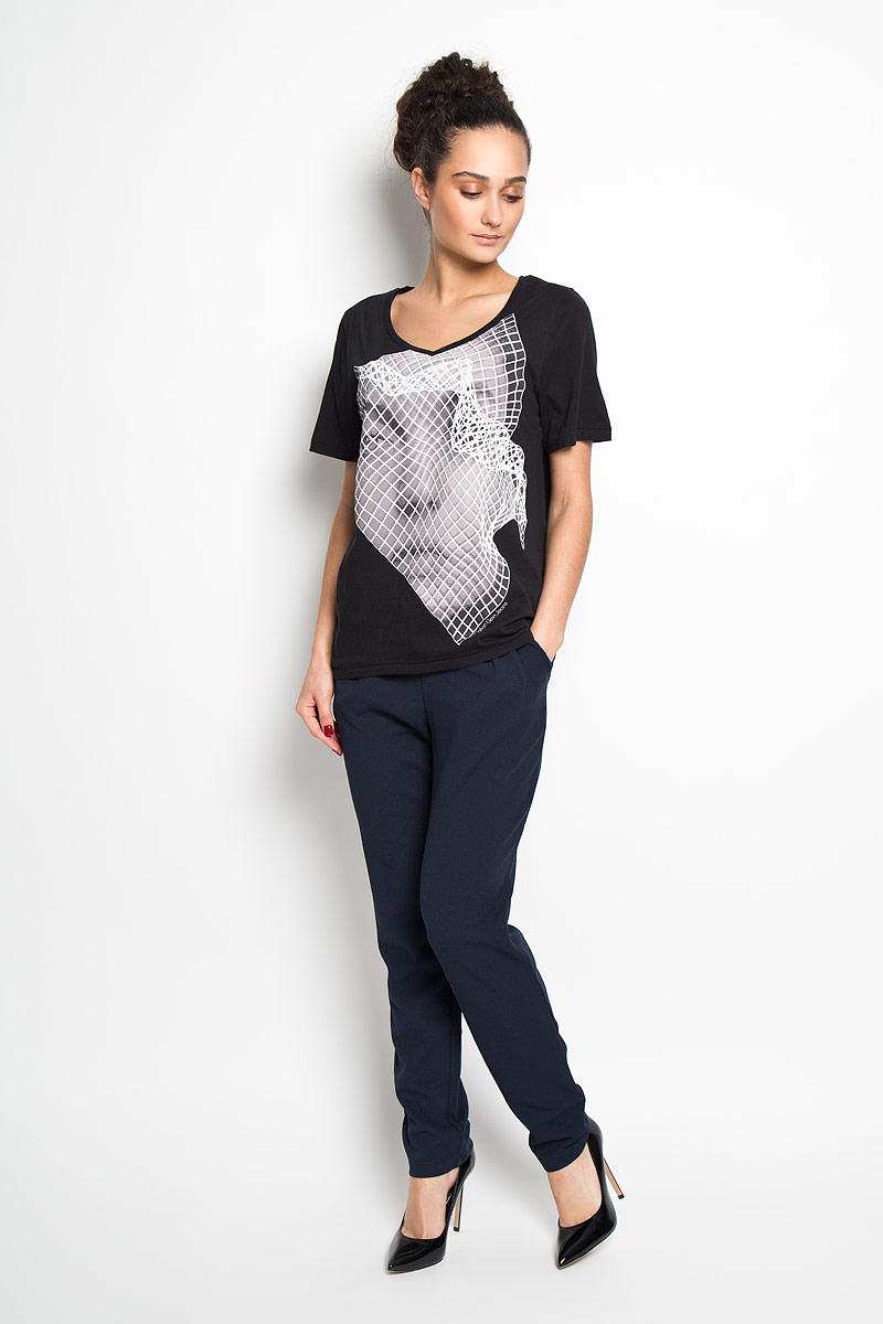 ФутболкаW26U9372T ФутболкаW26U9372TСтильная женская футболка Calvin Klein Jeans, выполненная из 100 % хлопка, приятная на ощупь не сковывает движения и позволяет коже дышать. Модель с V-образным вырезом горловины и короткими рукавами спереди оформлена эффектным принтом и изображением логотипа бренда. Эта футболка станет отличным дополнением к вашему гардеробу.
