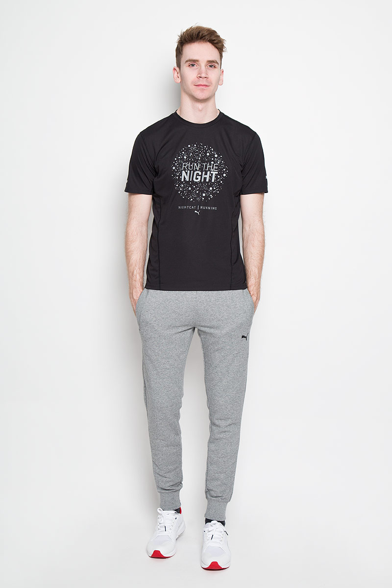 Футболка51379001 Футболка51379001Стильная мужская футболка Puma NightCat, выполненная из высококачественного полиэстера с применением технологии dryCELL, обладает высокой теплопроводностью, воздухопроницаемостью и гигроскопичностью, позволяет коже дышать и великолепно отводит влагу, оставляя тело сухим. Такая футболка превосходно подойдет для занятий спортом, бега и активного отдыха. Модель с удлиненной спинкой, короткими рукавами и круглым вырезом горловины - идеальный вариант для создания образа в стиле Casual. Спереди футболка оформлена крупным светоотражающим принтом с надписью Run The Night. Такая модель подарит вам комфорт в течение всего дня и послужит замечательным дополнением к вашему гардеробу.