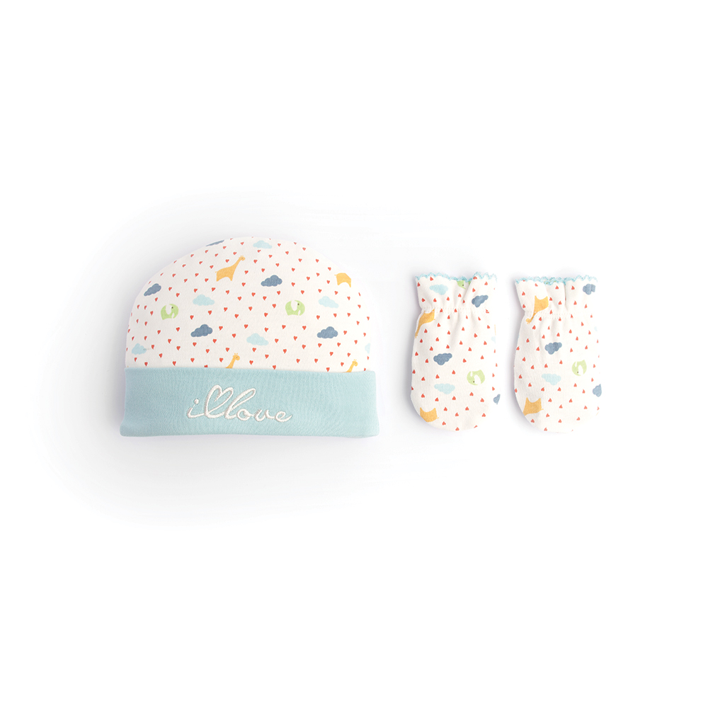 Комплект одеждыbd20021 Комплект одеждыbd20021Комплект Babydays из коллекции It Rains Love, состоящий из шапочки и рукавичек, идеально подойдет для вашего крохи. Плотный трикотажный материал (195 г/м) из натурального хлопка делает изделия качественными, прочными и износостойкими. Ткань хорошо впитывает влагу и обеспечивает проникновение кислорода к телу малыша через одежду. Ткань не линяет, не теряет своей яркости после многочисленных стирок. Шапочка с отворотом оформлена веселым принтом и украшена вышивкой. Рукавички обеспечат вашему младенцу комфорт во время сна и бодрствования, предохраняя его нежную кожу от расцарапывания. Рукавички присборены на эластичные резинки и украшены ажурными петельками. Комплект полностью соответствует особенностям жизни ребенка в ранний период, не стесняя и не ограничивая его в движениях.