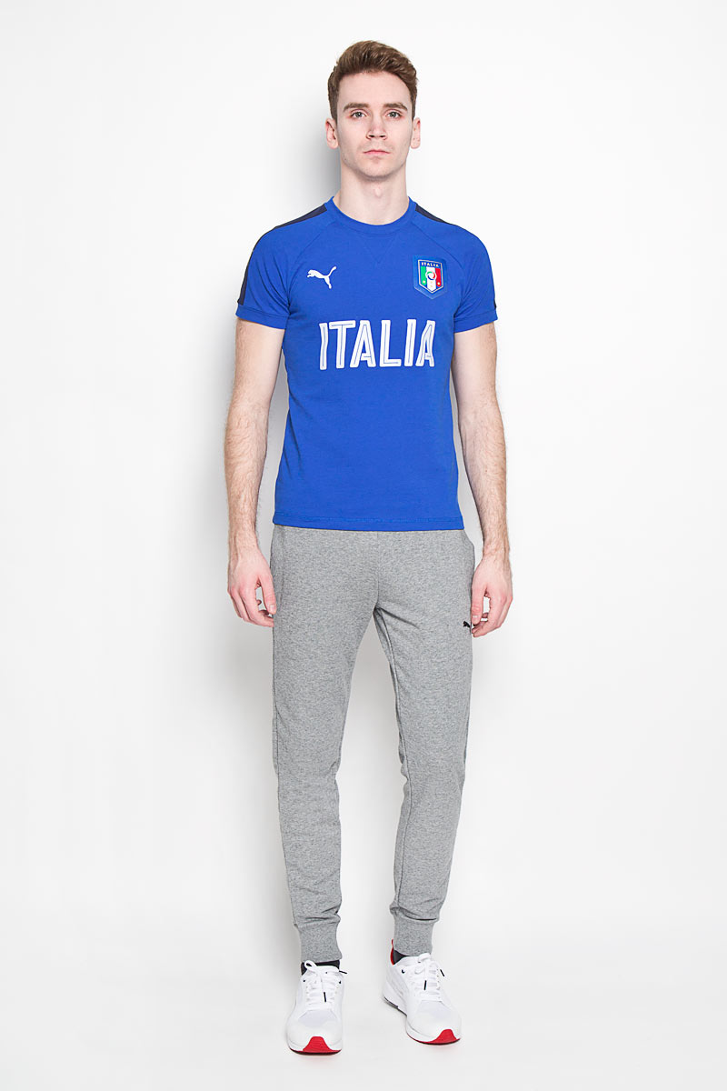 Футболка748856031 Футболка748856031Стильная футболка Puma FIGC Italia Casual из хлопка и полиэстера с контрастной отделкой и официальной графической эмблемой FIGC позволит почувствовать себя комфортно на тренировке и всегда быть готовым к победам. Модель с круглым вырезом горловины и рукавами-реглан дополнена светоотражающими элементами. Спинка изделия немного удлинена. Эта линия одежды - олицетворение страсти поклонников, влюбленных в успех и традиции итальянского футбола.