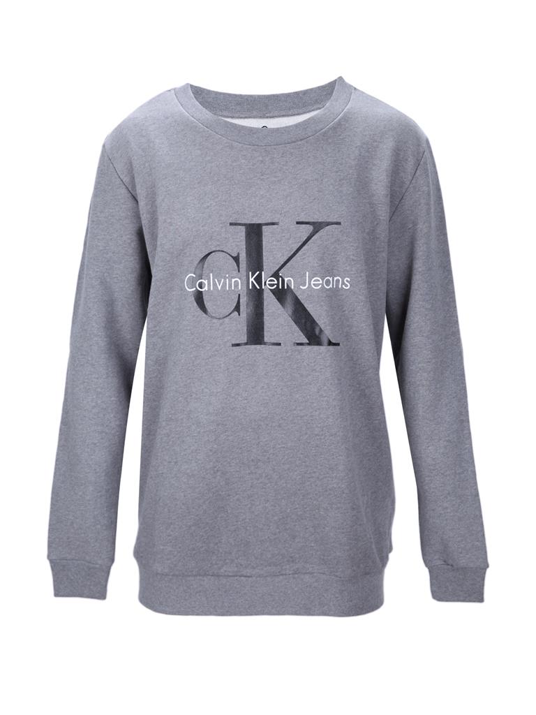 СвитшотJ2IJ202091 СвитшотJ2IJ202091Стильный женский свитшот Calvin Klein Jeans, выполненный из натурального хлопка, невероятно мягкий и приятный на ощупь. Модель с длинными рукавами и круглым вырезом горловины оформлена спереди логотипом бренда. Вырез горловины, манжеты и низ изделия дополнены трикотажными резинками.