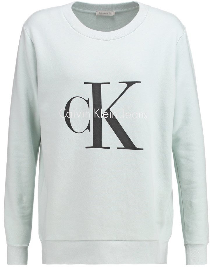 СвитшотJ2IJ202091 СвитшотJ2IJ202091Стильный женский свитшот Calvin Klein Jeans, выполненный из натурального хлопка, невероятно мягкий и приятный на ощупь. Модель с длинными рукавами и круглым вырезом горловины оформлена спереди логотипом бренда. Вырез горловины, манжеты и низ изделия дополнены трикотажными резинками.