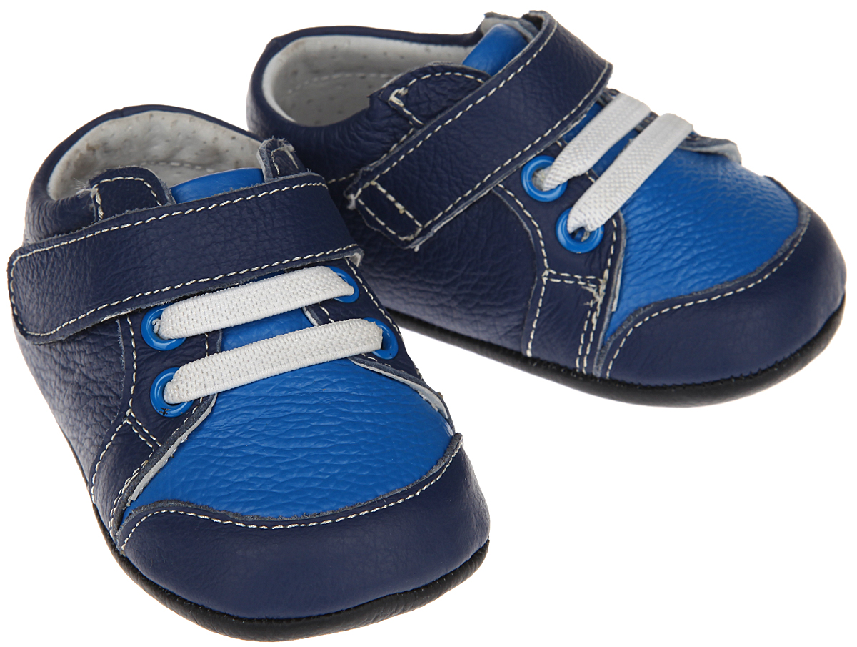 Пинетки54028 Пинетки54028Пинетки для мальчика Hudson Baby Сникерсы станут отличным дополнением к гардеробу малыша. Изделие выполнено из натуральной кожи. Пинетки стилизованы под легкие кроссовки-сникерсы с декоративными шнурками-резинками и удобным хлястиком на застежке-липучке, которые позволяют быстро надевать и надежно фиксировать обувь на ножке малыша. Нескользящая подошва обеспечит безопасность при ходьбе. Изделие оформлено контрастной прострочкой. Мягкие, не сдавливающие ножку материалы делают модель практичной, комфортной и популярной. Такие пинетки - отличное решение для малышей и их родителей! Пинетки упакованы в коробку, идеальны для подарка.