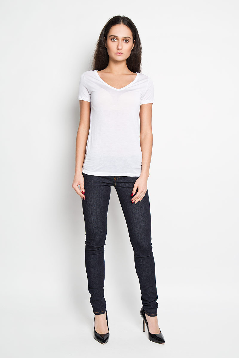ФутболкаJ2EJ203370 ФутболкаJ2EJ203370Стильная женская футболка Calvin Klein Jeans приятная на ощупь не сковывает движения и позволяет коже дышать. Модель с V-образным вырезом горловины и короткими рукавами спереди оформлена изображением логотипа бренда. Эта футболка станет отличным дополнением к вашему гардеробу.