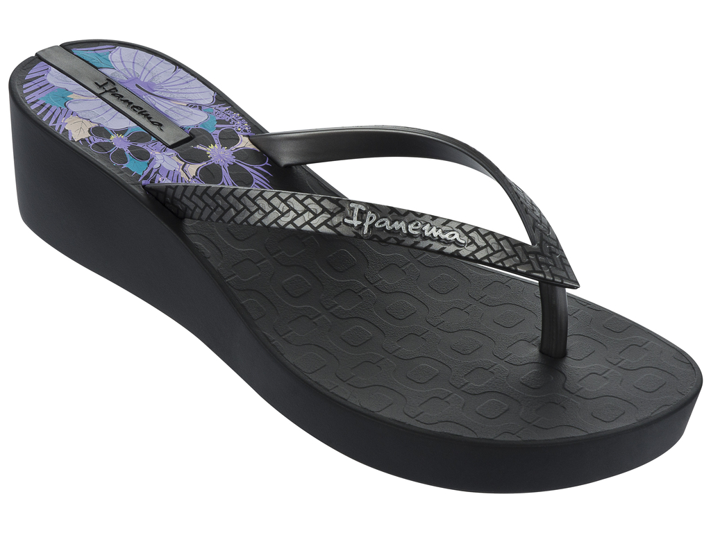 Сланцы на платформе женские Art Deco II Fem. 8170381703-22365 Сланцы на платформе женские Art Deco II Fem. 8170381703-22365Оригинальные женские сланцы Art Deco II Fem от Ipanema очаруют вас с первого взгляда. Модель полностью выполнена из поливинилхлорида и оформлена на ремешке названием бренда. Верхняя поверхность подошвы в области пятки оформлена цветочным принтом. Ремешки с перемычкой гарантируют надежную фиксацию модели на ноге. Танкетка умеренной высоты невероятно устойчива. Рифление на верхней поверхности подошвы предотвращает выскальзывание ноги. Рельефное основание подошвы обеспечивает уверенное сцепление с любой поверхностью. Удобные сланцы прекрасно подойдут для похода в бассейн или на пляж.