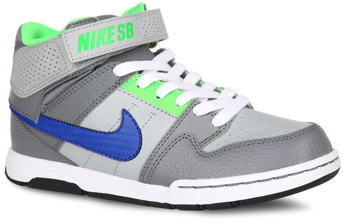 Кроссовки645025-044 Кроссовки645025-044Стильные кроссовки Mogan Mid 2 Jr B от Nike подходят для занятий в зале или для катания на скейтборде. Модель, выполненная из натуральной и искусственной кожи, дополнена вставками из текстиля. Кроссовки оформлены перфорацией, по бокам - логотипом бренда, на язычке и на ремешке - названием бренда. Классическая шнуровка и ремешок с застежкой-липучкой надежно фиксирует модель на ноге. Подкладка из текстиля и стелька из EVA с текстильной поверхностью комфортны при движении. Легкая вставка Phylon в подошве гарантирует отличную амортизацию. Резиновая подошва с протектором обеспечивает сцепление с любым покрытием. Стильные кроссовки займут достойное место в гардеробе вашего ребенка.