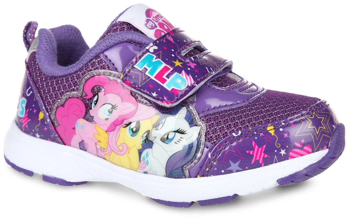Кроссовки для девочки My Little Pony. 52615261C Кроссовки для девочки My Little Pony. 52615261CОригинальные кроссовки My Little Pony от Kakadu приведут вашу малышку в восторг. Модель выполнена из комбинации синтетической кожи разной фактуры, оформленной яркими изображениями, и сетчатого текстиля. Полужесткий задник, резинка и ремешок на застежке-липучке в области подъема надежно зафиксируют модель на ножке. Благодаря такой застежке ребенок может самостоятельно надевать обувь. Подкладка выполнена из 100% гипоаллергенного хлопка - материала, который позволяет коже дышать и хорошо впитывает влагу. Мягкая, амортизирующая, антибактериальная стелька из EVA-материала с текстильной поверхностью обладает высокой воздухопроницаемостью, нейтрализует неприятный запах и препятствует появлению бактерий. Подошва, изготовленная из EVA-материала и термопластичной резины, оснащена рифлением для лучшего сцепления с поверхностью. Задник дополнен ярлычком для более удобного надевания обуви, язычок - текстильной нашивкой с символикой бренда. При движении расположенная сбоку нашивка с...
