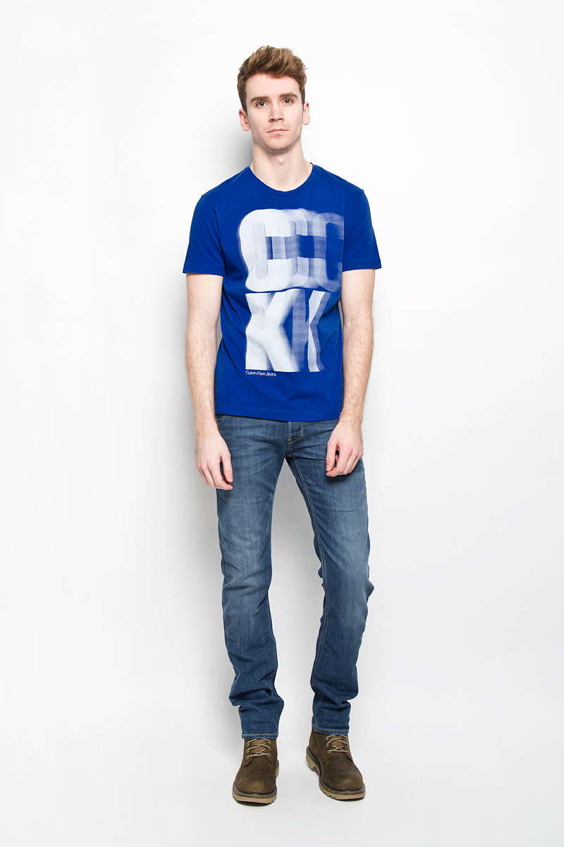 ФутболкаJ3EJ303427 ФутболкаJ3EJ303427Стильная мужская футболка Calvin Klein, выполненная из высококачественного натурального хлопка, обладает высокой теплопроводностью, воздухопроницаемостью и гигроскопичностью, позволяет коже дышать и великолепно отводит влагу, оставляя тело сухим. Такая футболка превосходно подойдет для занятий спортом и активного отдыха. Модель с короткими рукавами и круглым вырезом горловины - идеальный вариант для создания образа в стиле Casual. Футболка декорирована крупным принтом с логотипом Calvin Klein. Такая модель подарит вам комфорт в течение всего дня и послужит замечательным дополнением к вашему гардеробу.