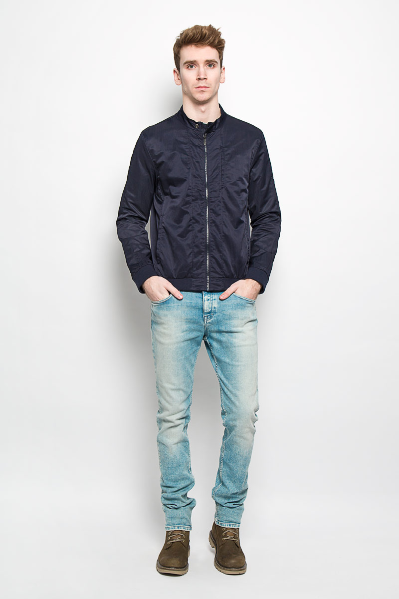 ВетровкаJ3EJ303427 ВетровкаJ3EJ303427Стильная мужская куртка Calvin Klein Jeans, рассчитанная на прохладную погоду, поможет вам почувствовать себя максимально комфортно. Модель прямого кроя изготовлена из полиэстера с добавлением нейлона. Модель с подкладкой из полиэстера с перфорацией, застегивается по всей длине на пластиковую застежку-молнию. Вырез горловины дополнен небольшим воротником-стойкой, который застегивается на хлястик с кнопкой. Манжеты и низ изделия выполнены трикотажной резинкой, обеспечивая наилучшую защиту от ветра и холода. Модель дополнена прорезным карманом на кнопке на груди, а также двумя боковыми карманами на кнопках. С внутренней стороны изделия предусмотрен открытый карман. Куртка декорирована логотипом бренда на левом рукаве. Стильная и легкая куртка займет достойное место в вашем гардеробе. Модная фактура ткани, отличное качество, великолепный дизайн.