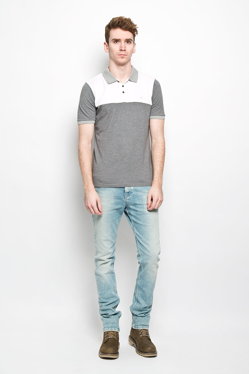 ПолоMV-003 ПолоMV-003Мужская футболка-поло Calvin Klein Jeans подчеркнет ваш уникальный стиль. Изготовленная из натурального хлопка, она мягкая и приятная на ощупь, не сковывает движения и позволяет коже дышать, обеспечивая наибольший комфорт. Футболка-поло с отложным воротником и короткими рукавами застегивается сверху на три пуговицы. Воротник и манжеты рукавов выполнены из трикотажной резинки. По бокам модели предусмотрены небольшие разрезы. Изделие украшено на груди вышитым логотипом бренда. Такая модель подарит вам комфорт в течение всего дня и займет достойное место в вашем гардеробе.