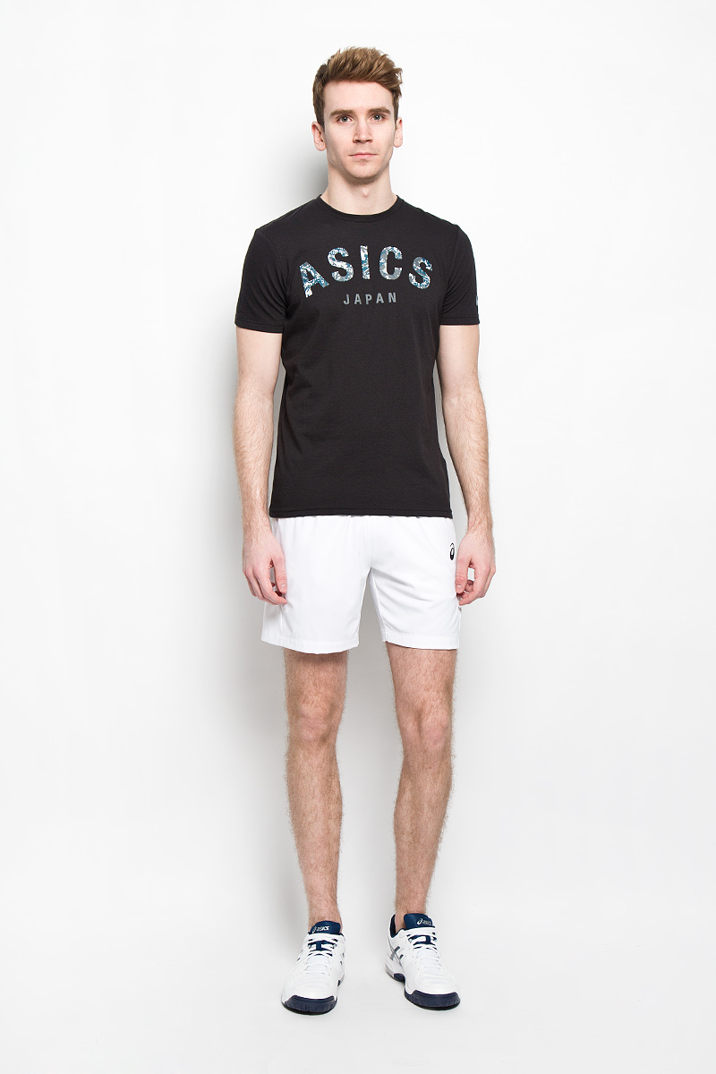 Шорты для тенниса мужские Club Woven Short 7in130238-0001 Шорты для тенниса мужские Club Woven Short 7in130238-0001Мужские шорты для тенниса Asics Club Woven Short 7in - это незаменимый атрибут в гардеробе любого спортсмена. Стильные удобные шорты выполнены из высококачественного полиэстера, благодаря чему превосходно сидят, не стесняют движений и великолепно отводят влагу, оставляя тело сухим даже во время интенсивных тренировок. Сетчатая вставка сзади позволяет шортам обеспечивать необходимую циркуляцию воздуха. Модель дополнена широкой эластичной резинкой на талии. Объем пояса регулируется при помощи шнурка-кулиски. Шорты имеют два втачных кармана спереди. Устремляясь за очередным укороченным ударом и высоким мячом, используйте всю силу ног, а легкие шорты помогут вам в этом: они подарят комфорт и полную свободу движений. Эти модные шорты послужат отличным дополнением к вашему спортивному гардеробу. В них вы всегда будете чувствовать себя уверенно и комфортно.