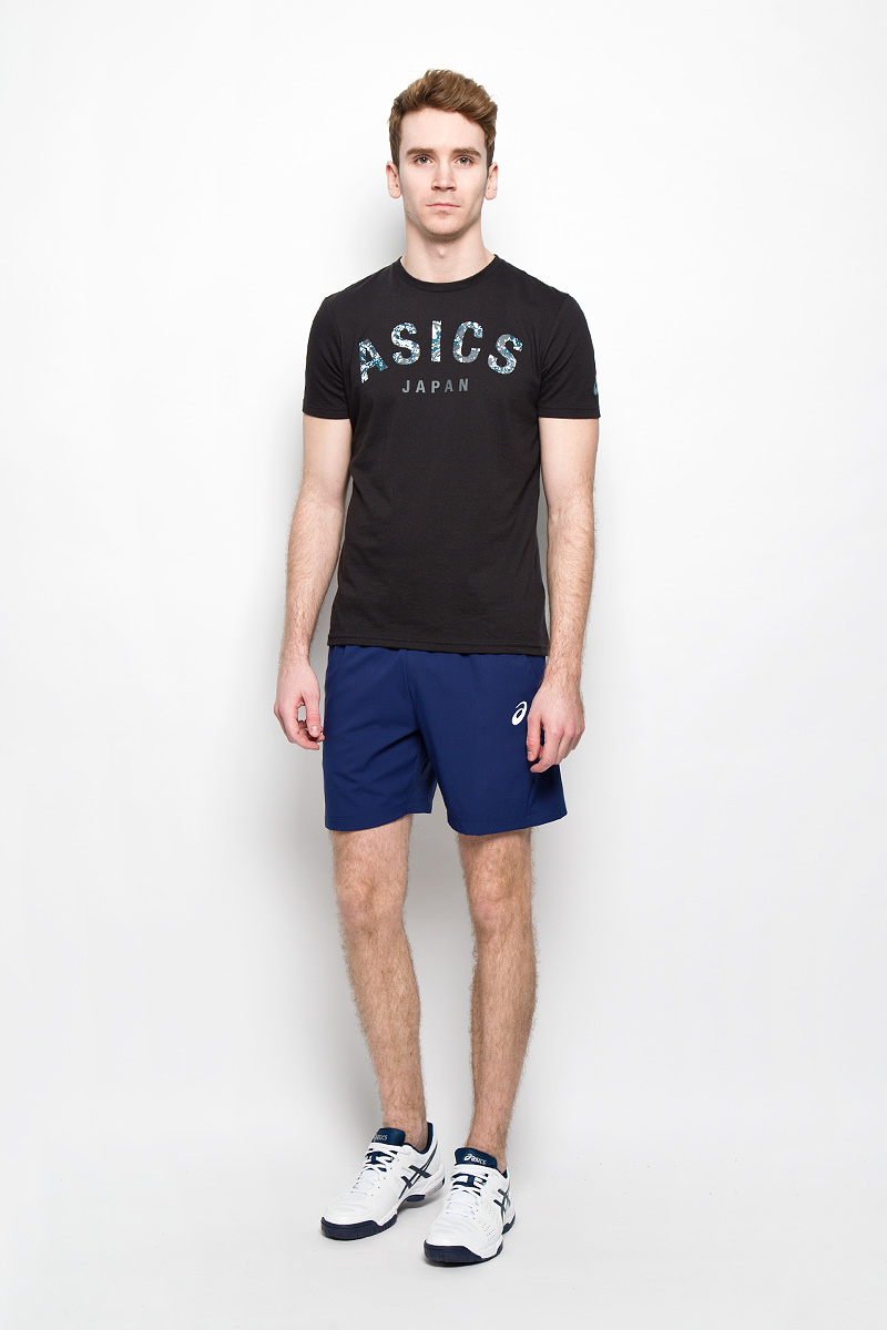 Шорты130238-8052 Шорты130238-8052Мужские шорты для тенниса Asics Club Woven Short 7in - это незаменимый атрибут в гардеробе любого спортсмена. Стильные удобные шорты выполнены из высококачественного полиэстера, благодаря чему превосходно сидят, не стесняют движений и великолепно отводят влагу, оставляя тело сухим даже во время интенсивных тренировок. Сетчатая вставка сзади позволяет шортам обеспечивать необходимую циркуляцию воздуха. Модель дополнена широкой эластичной резинкой на талии. Объем пояса регулируется при помощи шнурка-кулиски. Шорты имеют два втачных кармана спереди. Устремляясь за очередным укороченным ударом и высоким мячом, используйте всю силу ног, а легкие шорты помогут вам в этом: они подарят комфорт и полную свободу движений. Эти модные шорты послужат отличным дополнением к вашему спортивному гардеробу. В них вы всегда будете чувствовать себя уверенно и комфортно.