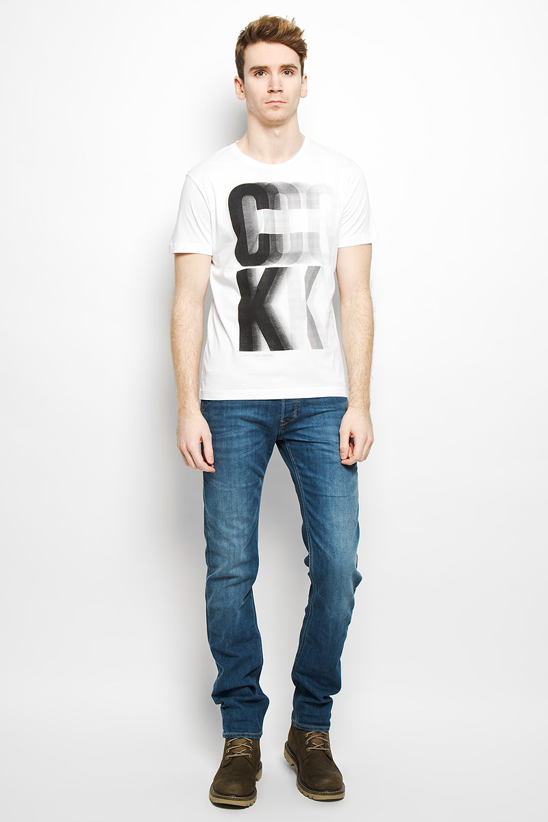 ФутболкаJ3EJ303427 ФутболкаJ3EJ303427Стильная мужская футболка Calvin Klein, выполненная из высококачественного натурального хлопка, обладает высокой теплопроводностью, воздухопроницаемостью и гигроскопичностью, позволяет коже дышать и великолепно отводит влагу, оставляя тело сухим. Такая футболка превосходно подойдет для занятий спортом и активного отдыха. Модель с короткими рукавами и круглым вырезом горловины - идеальный вариант для создания образа в стиле Casual. Футболка декорирована крупным принтом с логотипом Calvin Klein. Такая модель подарит вам комфорт в течение всего дня и послужит замечательным дополнением к вашему гардеробу.