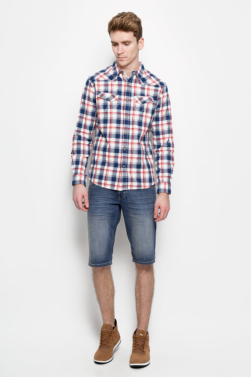 ШортыW15VX475C ШортыW15VX475CМужские джинсовые шорты Wrangler классического кроя станут отличным дополнением к вашему современному образу. Модель застегивается на пуговицы, имеются шлевки для ремня. Спереди изделие оформлено двумя втачными карманами и одним секретным, сзади - двумя накладными карманами. В шортах от Wrangler вы будете чувствовать себя уверенно и комфортно.