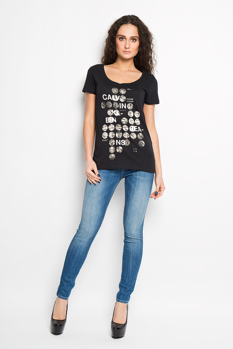 ФутболкаW51599P67 ФутболкаW51599P67Потрясающая женская футболка Calvin Klein Jeans выполнена в современном городском стиле. Модель, изготовленная из высококачественного 100% хлопка, не сковывает движения и позволяет коже дышать, обеспечивая наибольший комфорт. Футболка приталенного кроя с V-образным вырезом горловины оформлена оригинальным принтом. Идеальный вариант для тех, кто ценит комфорт и качество.