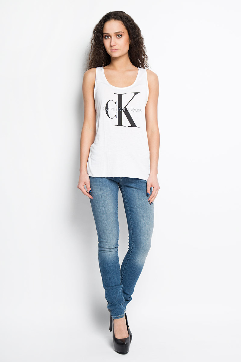 МайкаJ2IJ204334 МайкаJ2IJ204334Отличная женская майка Calvin Klein Jeans, выполненная из лиоцелла и хлопка, обладает высокой теплопроводностью, воздухопроницаемостью и гигроскопичностью, позволяет коже дышать. Модель с круглым вырезом горловины оформлена термоаппликацией в виде логотипа бренда. Такая майка подарит вам комфорт в течение всего дня и послужит замечательным дополнением к вашему гардеробу.