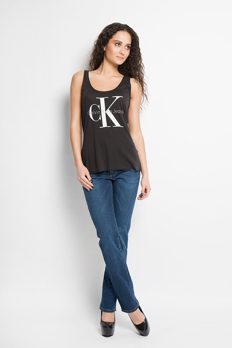 МайкаJ2IJ204334 МайкаJ2IJ204334Отличная женская майка Calvin Klein Jeans, выполненная из лиоцелла и хлопка, обладает высокой теплопроводностью, воздухопроницаемостью и гигроскопичностью, позволяет коже дышать. Модель с круглым вырезом горловины оформлена термоаппликацией в виде логотипа бренда. Такая майка подарит вам комфорт в течение всего дня и послужит замечательным дополнением к вашему гардеробу.