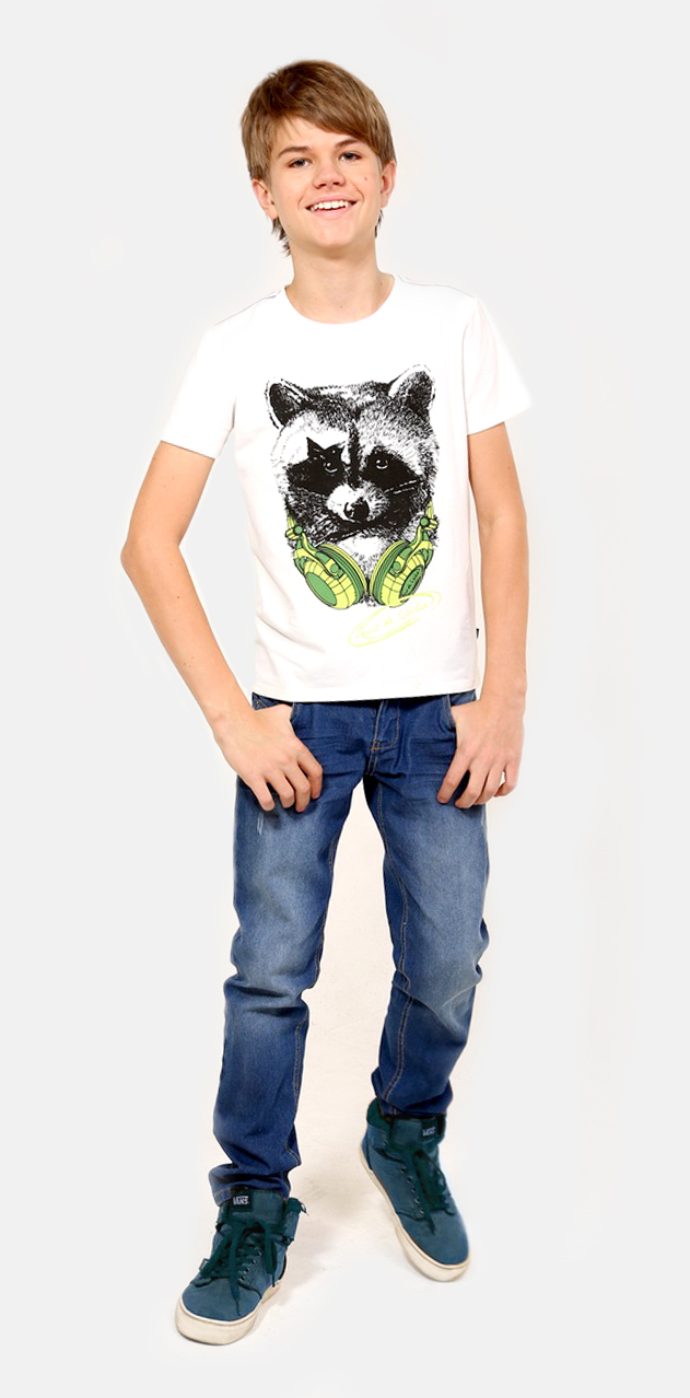 Футболка для мальчика. SS16-CFU-BTS-079SS16-CFU-BTS-079 Футболка для мальчика. SS16-CFU-BTS-079SS16-CFU-BTS-079Футболка для мальчика Gino de Luka станет отличным дополнением к гардеробу юного модника. Изготовленная из эластичного хлопка, она очень мягкая и приятная на ощупь, не сковывает движения и позволяет коже дышать, обеспечивая наибольший комфорт. Футболка с круглым вырезом горловины и короткими рукавами оформлена принтом с изображением енота, а также надписями, содержащими название бренда. По плечевым швам модель дополнена контрастной прострочкой. Современный дизайн, отличное качество и расцветка делают эту футболку стильным и модным предметом детской одежды. В ней ребенок будет чувствовать себя уютно и комфортно, и всегда будет в центре внимания!