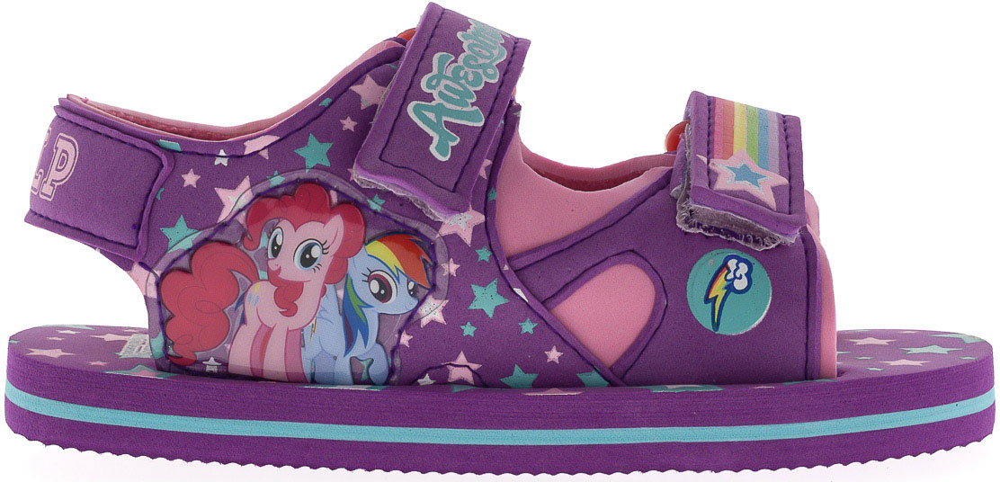 Сандалии для девочки My Little Pony. 60506050B Сандалии для девочки My Little Pony. 60506050BСтильные сандалии от Kakadu My Little Pony очаруют вашу дочурку с первого взгляда! Модель с открытой пяткой выполнена из ЭВА материала, оформленного с одной из боковых сторон принтом в виде звезд и нашивкой с изображением героев из мультфильма My Little Pony. Ремешки на застежке-липучке, надежно фиксирующие обувь на ножке ребенка, декорированы буквенным принтом и принтом в виде радуги со звездой. Подкладка, выполненная из текстиля, предотвращает натирание и гарантирует уют. Стелька ЭВА материала обеспечит комфорт. Подошва оснащена рифлением для лучшего сцепления с поверхностью. Яркая и комфортная обувь с изображениями любимых персонажей порадует юных модниц.