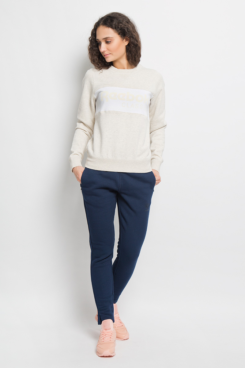 Свитшот женский F Iconic Crew NeckAK0511 Свитшот женский F Iconic Crew NeckAK0511Стильный женский свитшот Reebok F Iconic Crew Neck, изготовленный из высококачественного натурального хлопка, мягкий и приятный на ощупь, не сковывает движений и обеспечивает наибольший комфорт. Хлопковый материал великолепно пропускает воздух, позволяя коже дышать, и обладает высокой гигроскопичностью. Модель свободного кроя с круглым вырезом горловины и длинными рукавами оформлена надписью Reebok Classic спереди. Манжеты рукавов, воротник и низ изделия дополнены трикотажными резинками. Этот свитшот - настоящее воплощение комфорта, он послужит отличным дополнением к вашему гардеробу. В нем вы будете чувствовать себя уютно в прохладное время года.