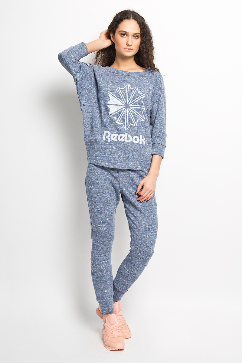 СвитшотAJ3791 СвитшотAJ3791Стильный женский свитшот Reebok F Iconic Back Zip C, изготовленный из натурального хлопка мягкий и приятный на ощупь, не сковывает движений и обеспечивает наибольший комфорт. Модель свободного кроя с круглым вырезом горловины дополненым декоративной молнией и рукавами-реглан ?. Низ рукавов и вырез горловины оснащены широкими манжетами. Пройма дополнена небольшими декоративными отверстиями для шнуровки. Спереди оригинальный рисунок с логотипом компании. Этот свитшот - настоящее воплощение комфорта, он послужит отличным дополнением к вашему гардеробу. В нем вы будете чувствовать себя уютно в прохладное время года.