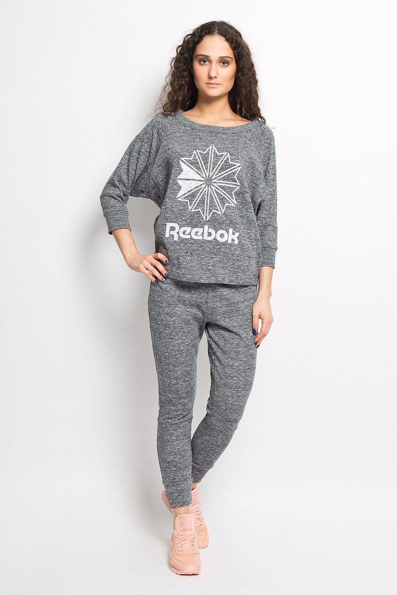 СвитшотAJ3791 СвитшотAJ3791Стильный женский свитшот Reebok F Iconic Back Zip C, изготовленный из натурального хлопка мягкий и приятный на ощупь, не сковывает движений и обеспечивает наибольший комфорт. Модель свободного кроя с круглым вырезом горловины дополненым декоративной молнией и рукавами-реглан ?. Низ рукавов и вырез горловины оснащены широкими манжетами. Пройма дополнена небольшими декоративными отверстиями для шнуровки. Спереди оригинальный рисунок с логотипом компании. Этот свитшот - настоящее воплощение комфорта, он послужит отличным дополнением к вашему гардеробу. В нем вы будете чувствовать себя уютно в прохладное время года.