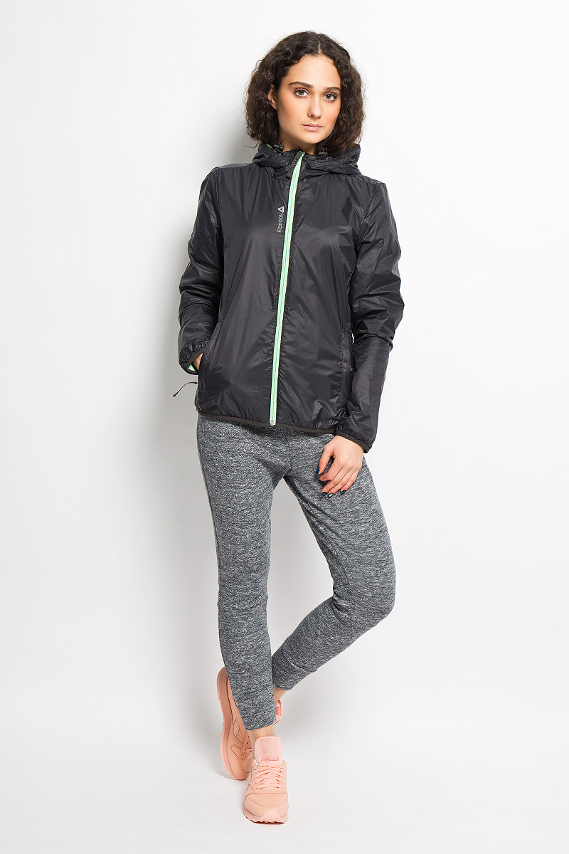 ВетровкаAK0875 ВетровкаAK0875Женская ветровка Reebok Sbtw Fleece Lined J станет отличным дополнением к вашему гардеробу. Модель изготовлена из нейлона на флисовой подкладке из полиэстера. Ветровка с несъемным капюшоном застегивается на пластиковую застежку-молнию с защитой для подбородка. Низ изделия и рукавов оформлен узкой резинкой. Спереди расположены два прорезных кармана на застежке-молнии. На спинке в среднем шве расположена складка для большего удобства во время движения. Изделие спереди декорировано изображением с логотипом Reebok. Современный дизайн, отличное качество и расцветка делают эту ветровку стильным и практичным предметом женской одежды. Легкая и удобная модель подарит вам комфорт в течение всего дня.