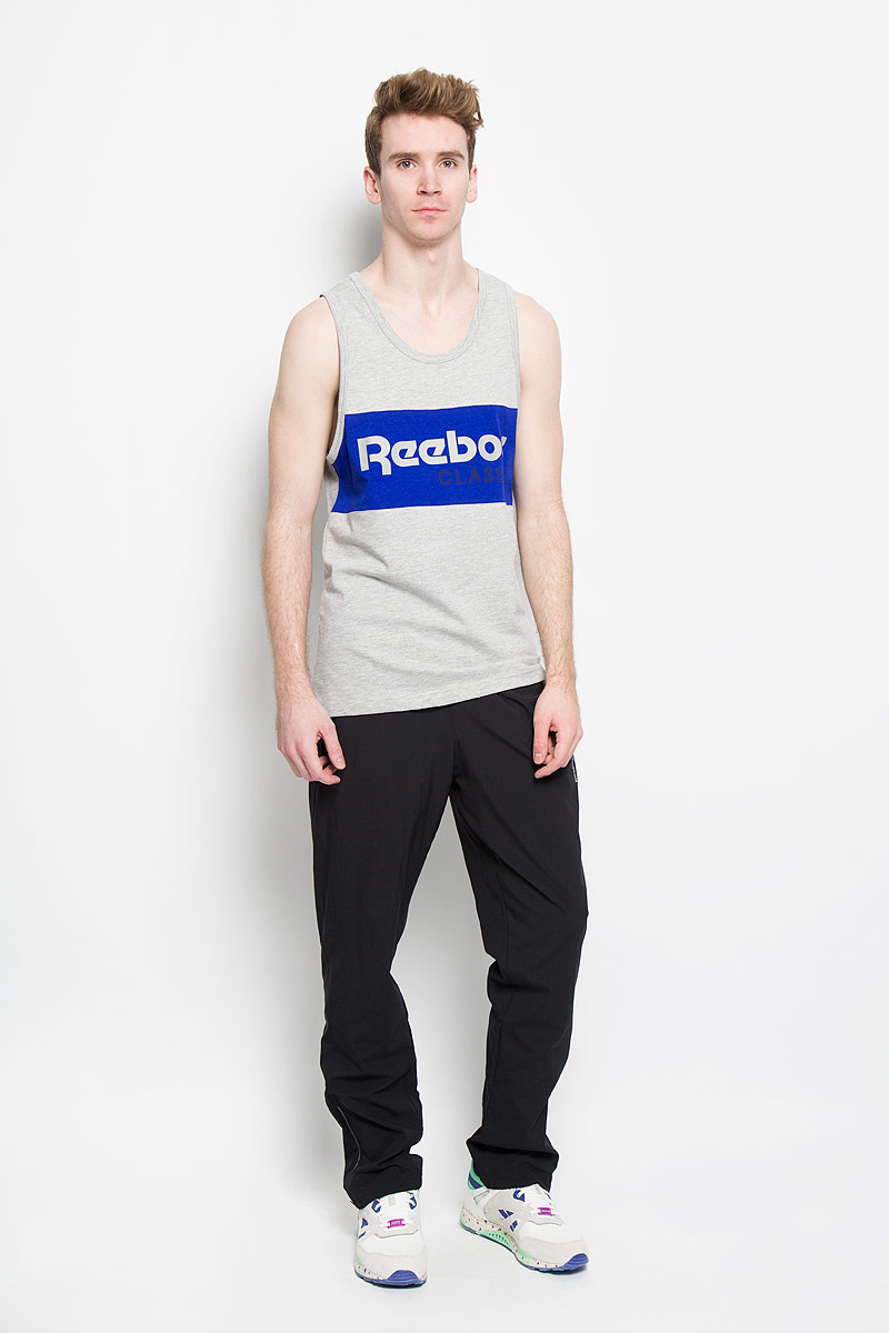 МайкаAK0568 МайкаAK0568Стильная мужская майка Reebok F Archive Stripe Tank обеспечивает наибольший комфорт и свободу движений во время занятий спортом и в повседневной жизни. Сочетающая в себе свободный крой и удобную круглую горловину, она подарит вам удобство и комфорт. 100% плотный хлопок обеспечивает оптимальный микроклимат. Модель декорирована термоаппликацией в виде надписи Reebok Classic. Такая майка послужит замечательным дополнением к вашему гардеробу.