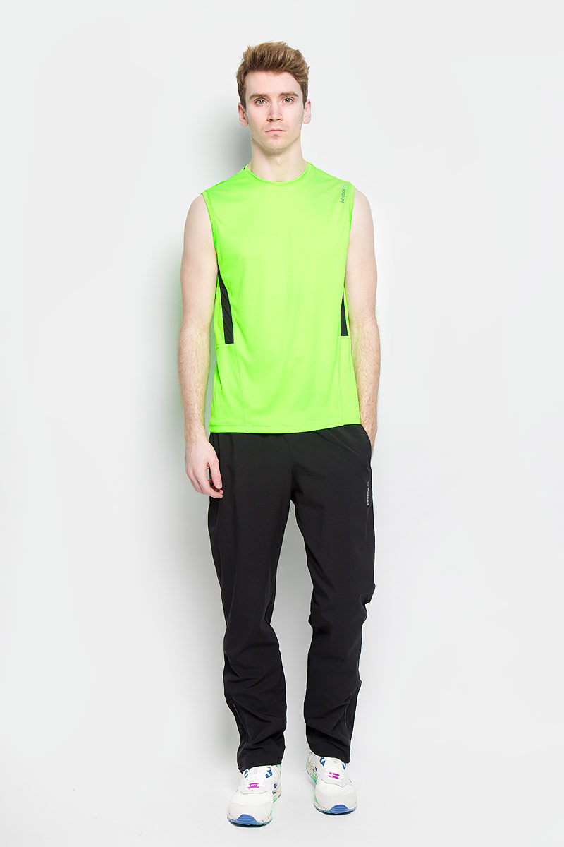 МайкаAJ2883 МайкаAJ2883Стильная мужская майка Reebok Wor SL Tech Top обеспечивает наибольший комфорт и свободу движений во время занятий спортом и в повседневной жизни. Сочетающая в себе классический крой и удобную круглую горловину, она подарит вам удобство и комфорт. Майка выполнена из высококачественного материала и декорирована термоаппликацией в виде логотипа бренда. Технология Speedwick отводит влагу с поверхности тела, оставляя ощущение сухости и комфорта. Сетчатые вставки спереди и сзади для вентиляции. Такая майка послужит замечательным дополнением к вашему гардеробу.