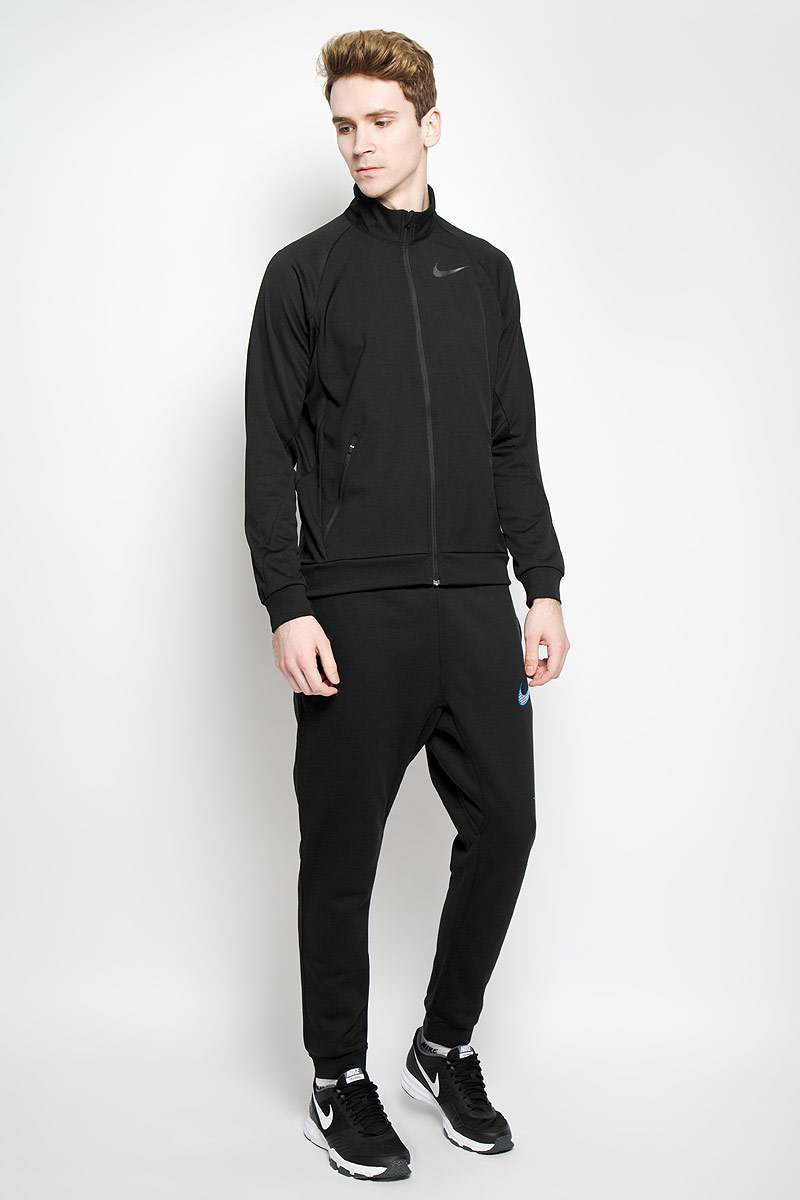 Ветровка742220-010 Ветровка742220-010Стильная мужская ветровка Nike Hyperspeed выполнена из быстросохнущего высококачественного материала. Ткань DRY-FIT приятна на ощупь, исключает натирание и обеспечивает максимальный комфорт. Модель с воротником-стойкой и рукавами-реглан застегивается на застежку-молнию с защитой подбородка. По бокам распложены прорезные карманы на застежках-молниях. Куртка дополнена специальными вставками, которые не дадут вам замерзнуть в холод. Оформлено изделие прорезиненым логотипом Nike. В этой ветровке вы будете чувствовать себя уверенно и комфортно.