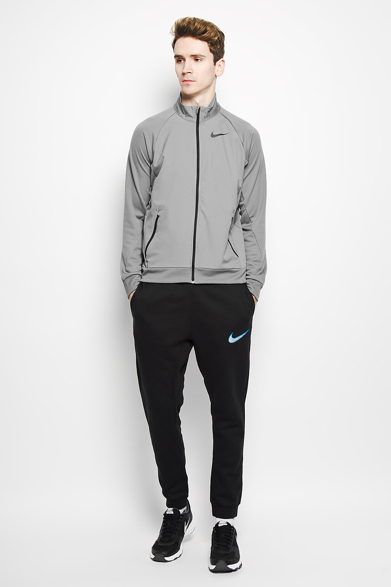 Ветровка742220-010 Ветровка742220-010Стильная мужская ветровка Nike Hyperspeed выполнена из быстросохнущего высококачественного материала. Ткань DRY-FIT приятна на ощупь, исключает натирание и обеспечивает максимальный комфорт. Модель с воротником-стойкой и рукавами-реглан застегивается на застежку-молнию с защитой подбородка. По бокам распложены прорезные карманы на застежках-молниях. Куртка дополнена специальными вставками, которые не дадут вам замерзнуть в холод. Оформлено изделие прорезиненым логотипом Nike. В этой ветровке вы будете чувствовать себя уверенно и комфортно.